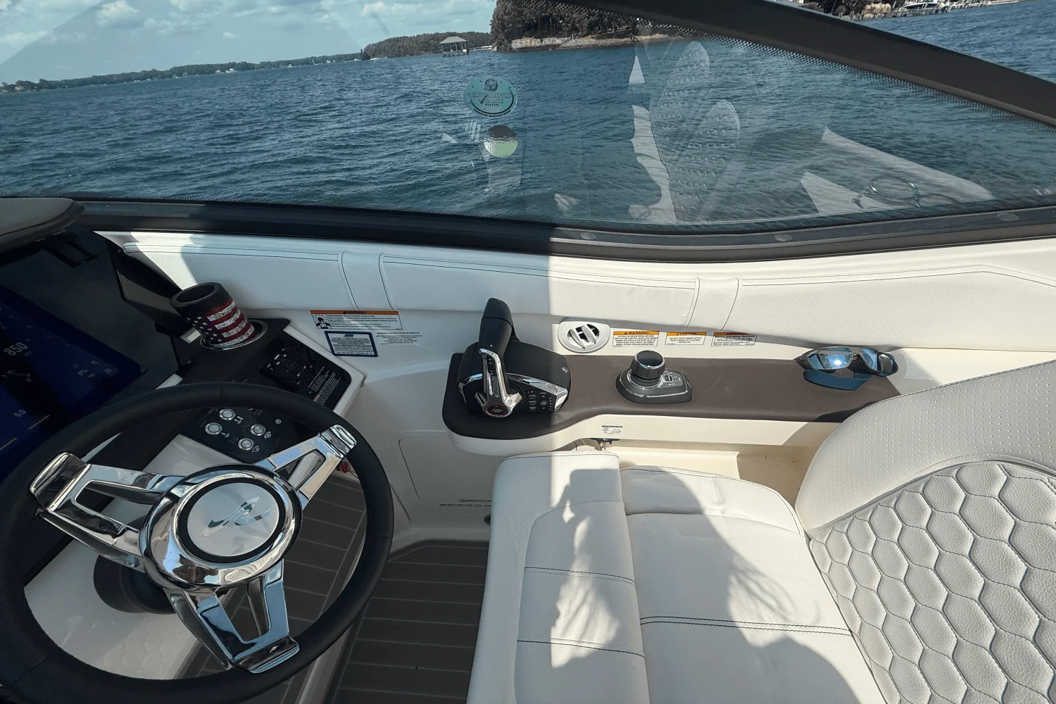 2025 Sea Ray 320 SUNDANCER Image Thumbnail #14