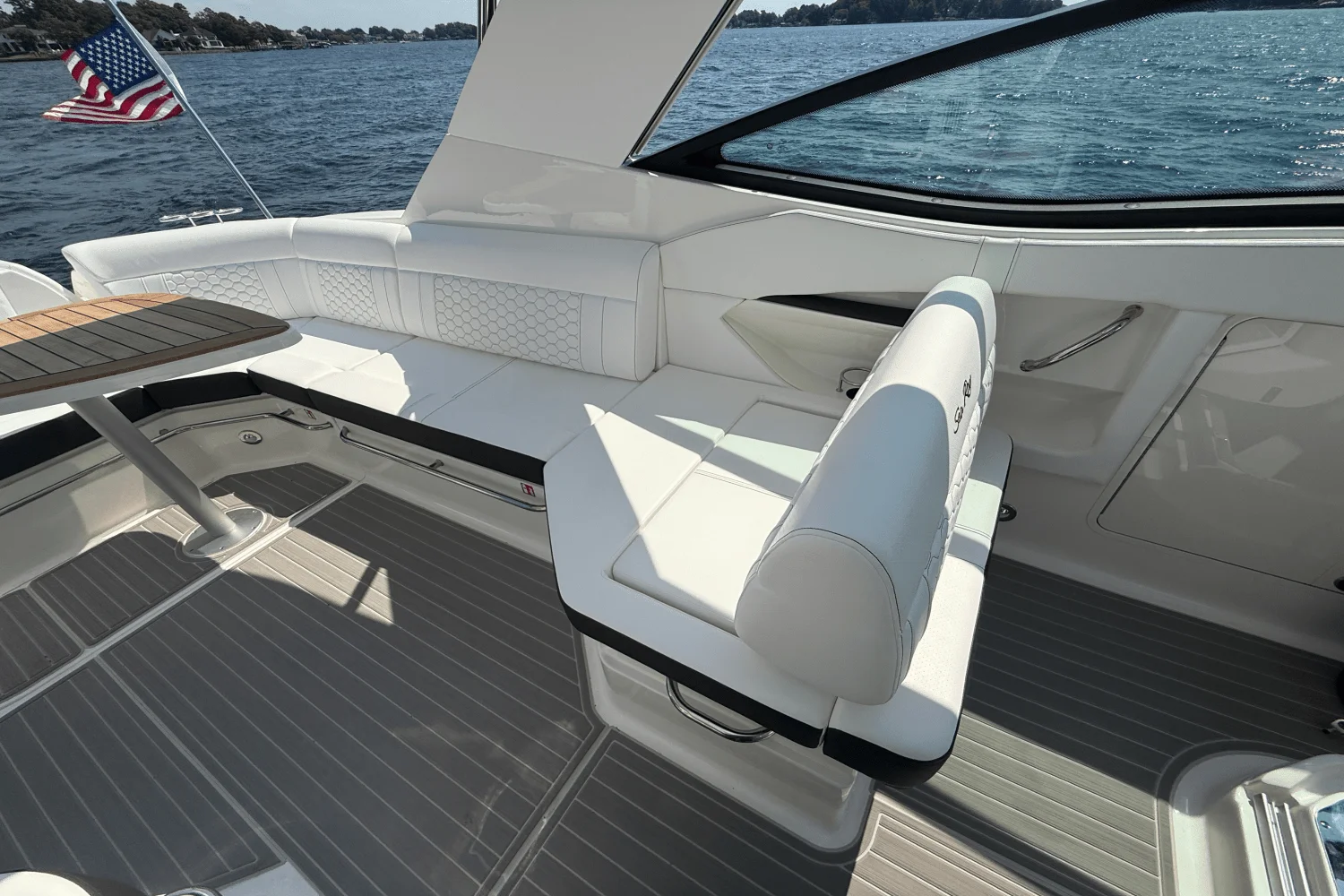 2025 Sea Ray 320 SUNDANCER Image Thumbnail #18
