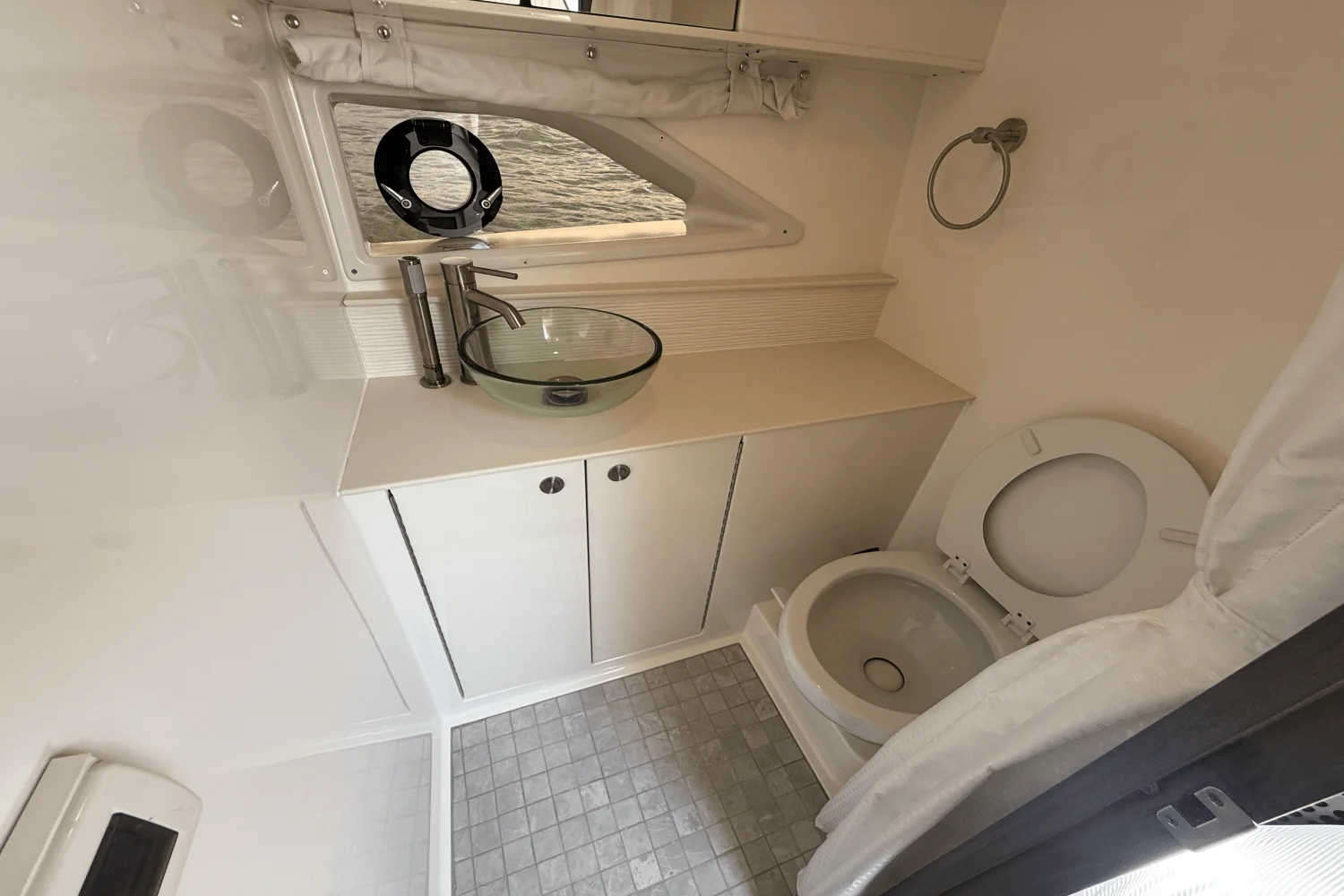 2025 Sea Ray 320 SUNDANCER Image Thumbnail #28