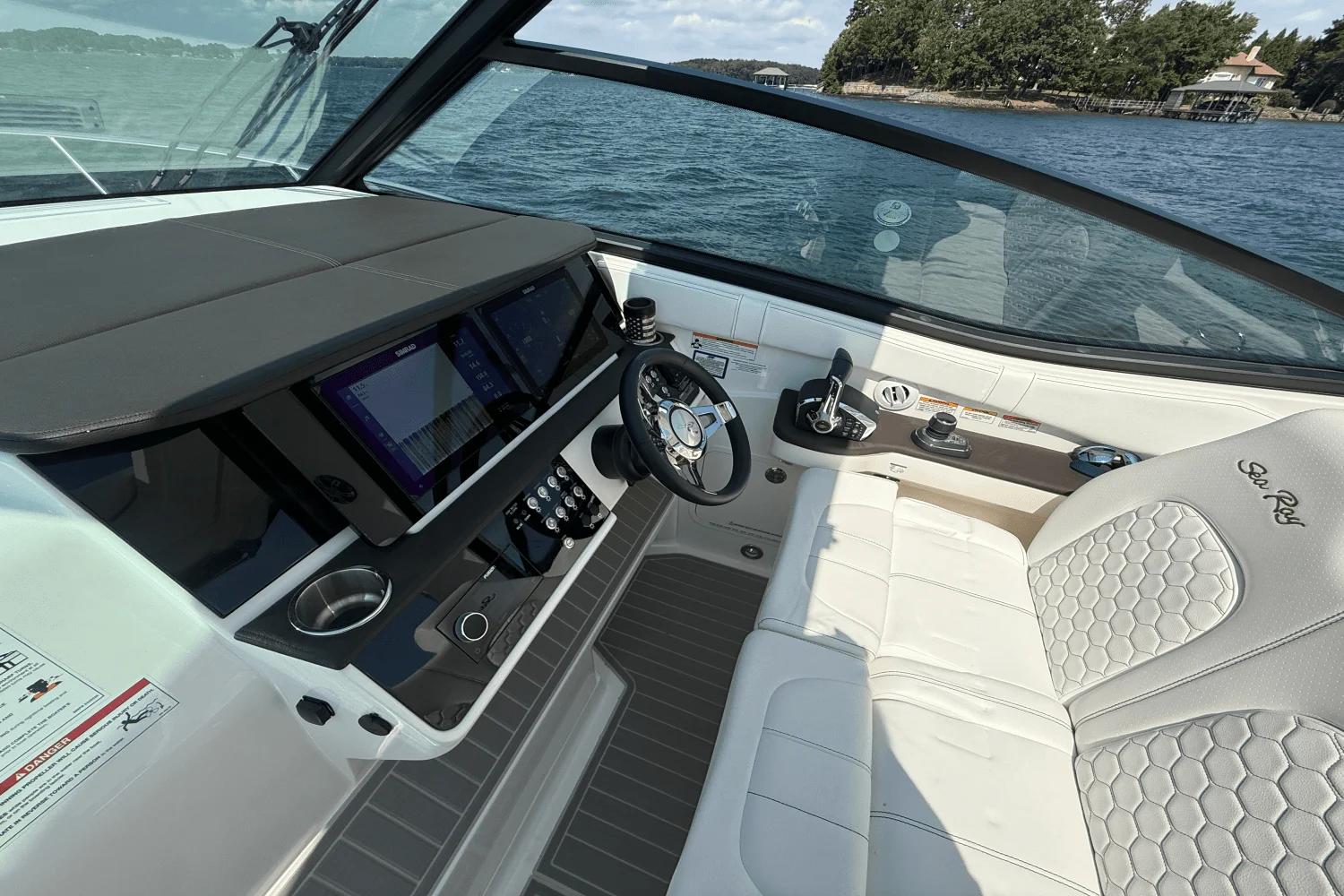 2025 Sea Ray 320 SUNDANCER Image Thumbnail #13