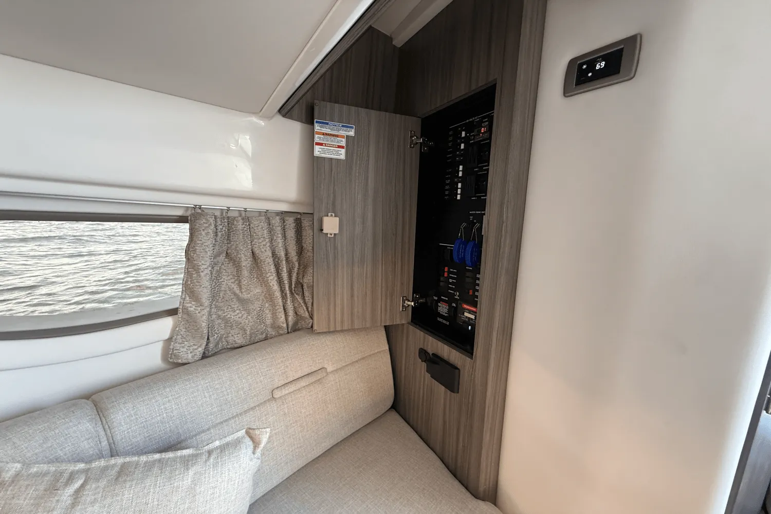 2025 Sea Ray 320 SUNDANCER Image Thumbnail #25