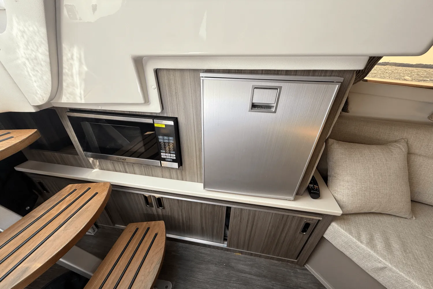 2025 Sea Ray 320 SUNDANCER Image Thumbnail #26
