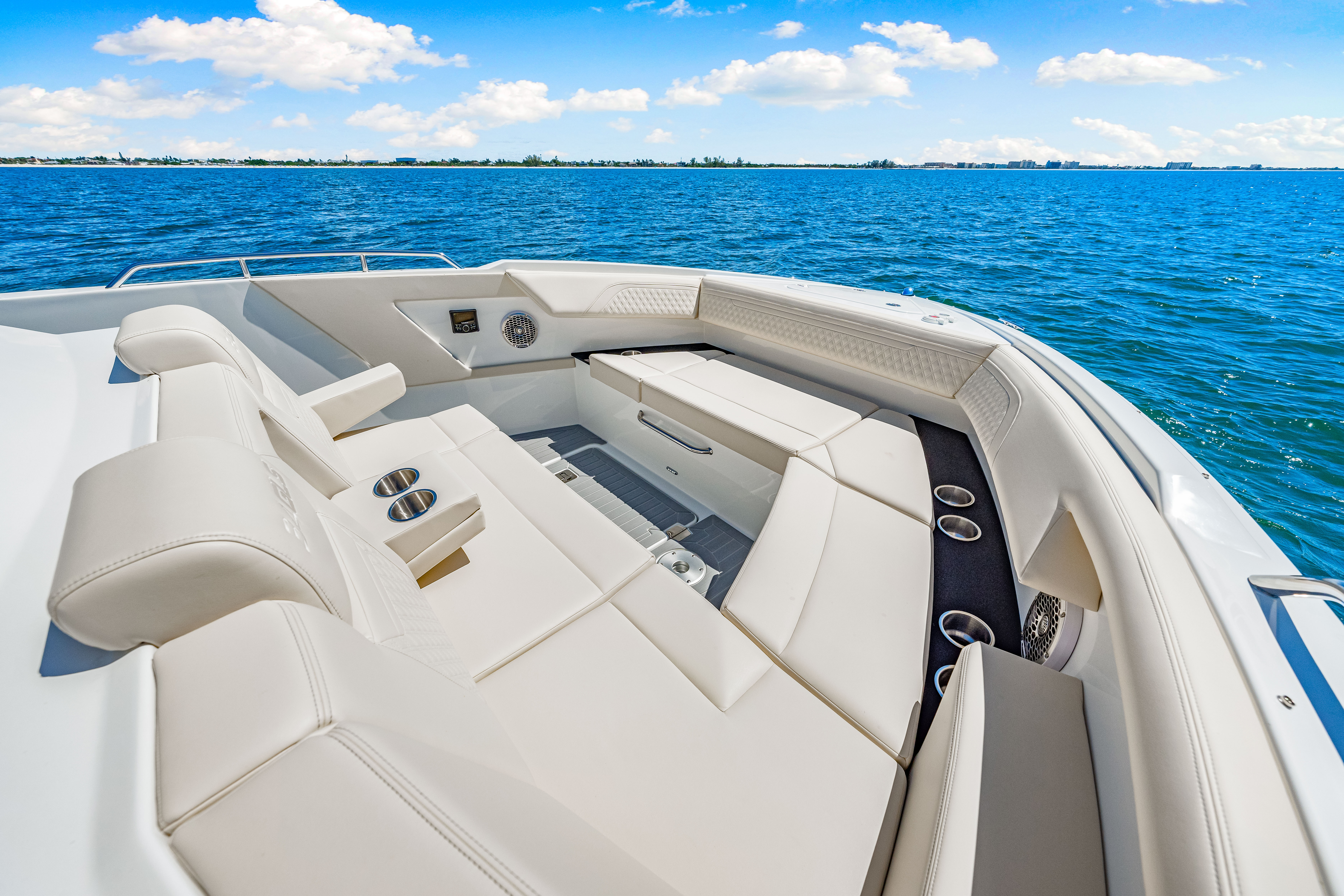 2026 Cruisers Yachts 34 GLS Outboard Image Thumbnail #30
