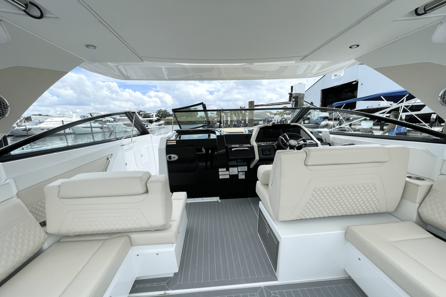 2026 Cruisers Yachts 34 GLS Outboard Image Thumbnail #18