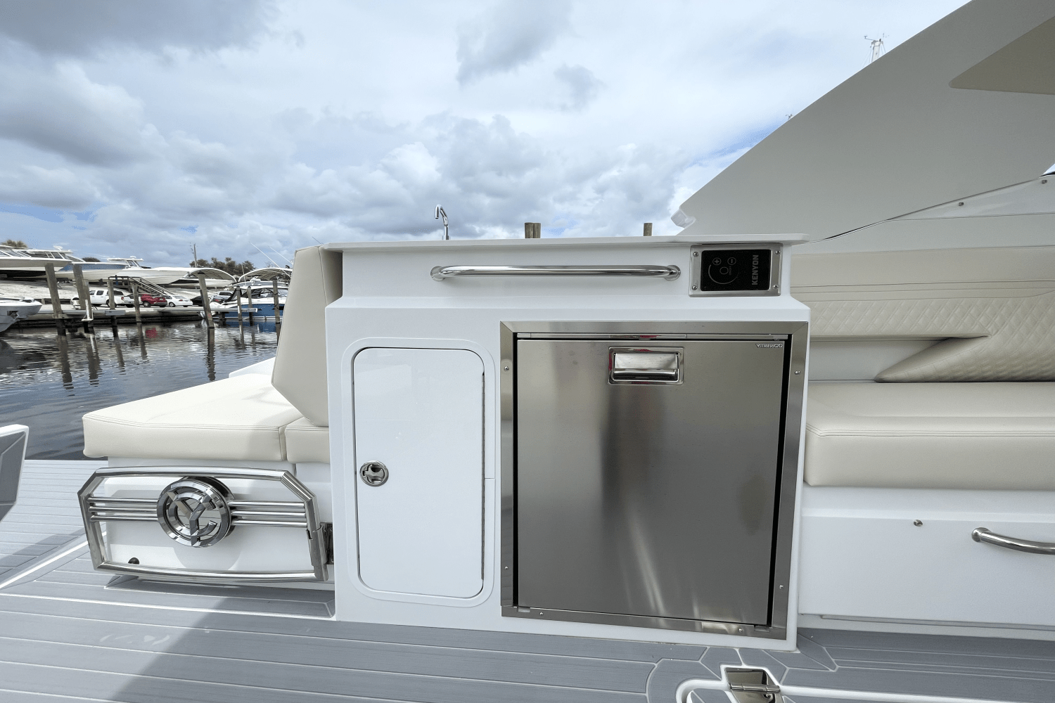 2026 Cruisers Yachts 34 GLS Outboard Image Thumbnail #16