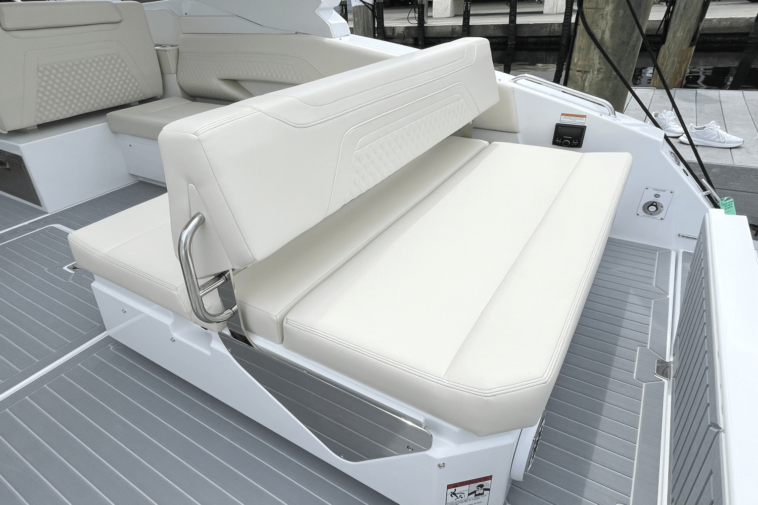 2026 Cruisers Yachts 34 GLS Outboard Image Thumbnail #12