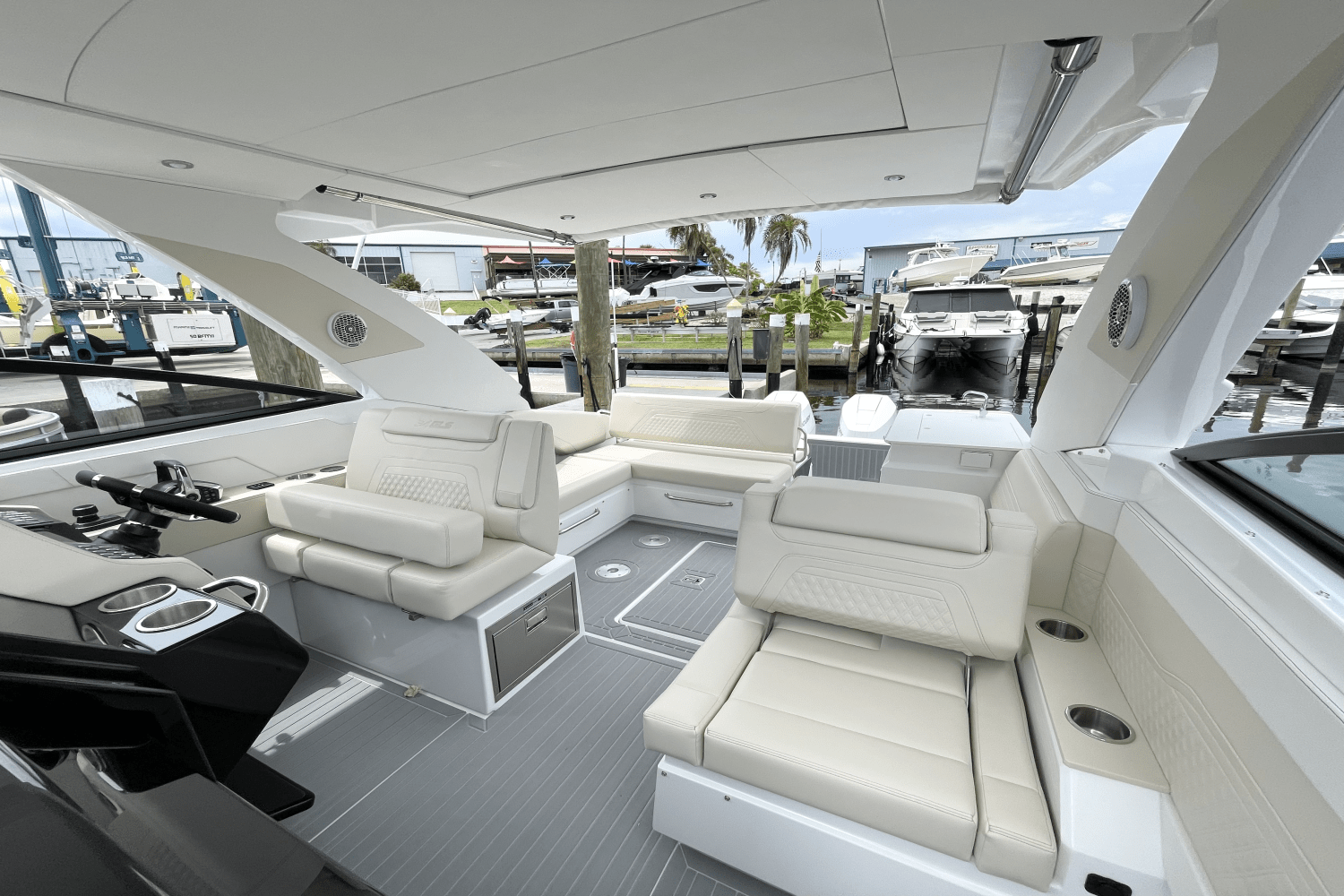 2026 Cruisers Yachts 34 GLS Outboard Image Thumbnail #24