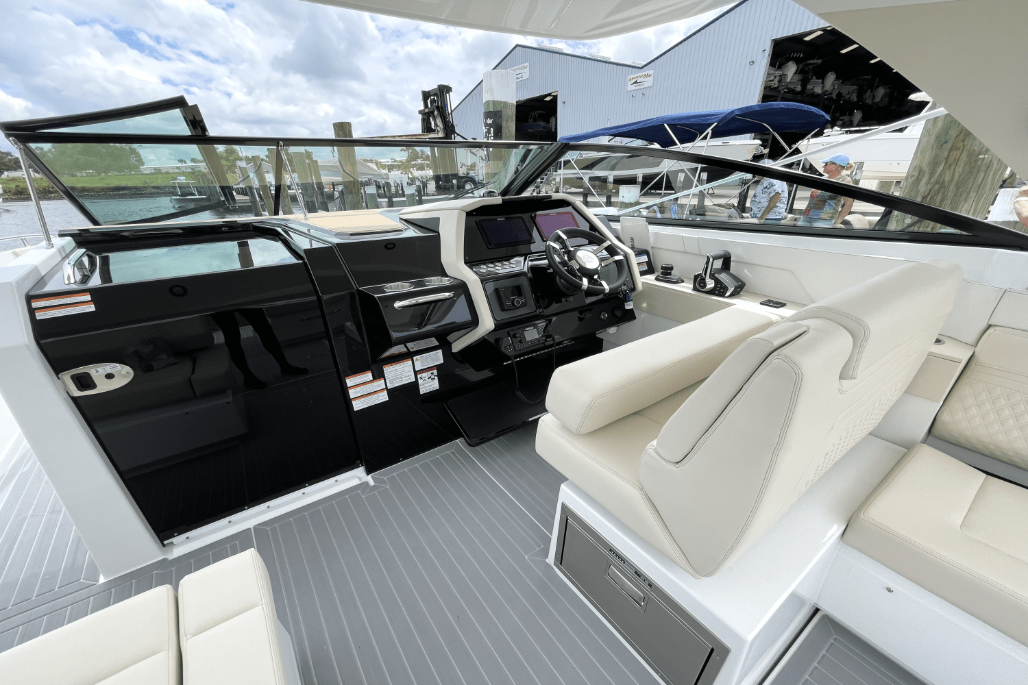 2026 Cruisers Yachts 34 GLS Outboard Image Thumbnail #22