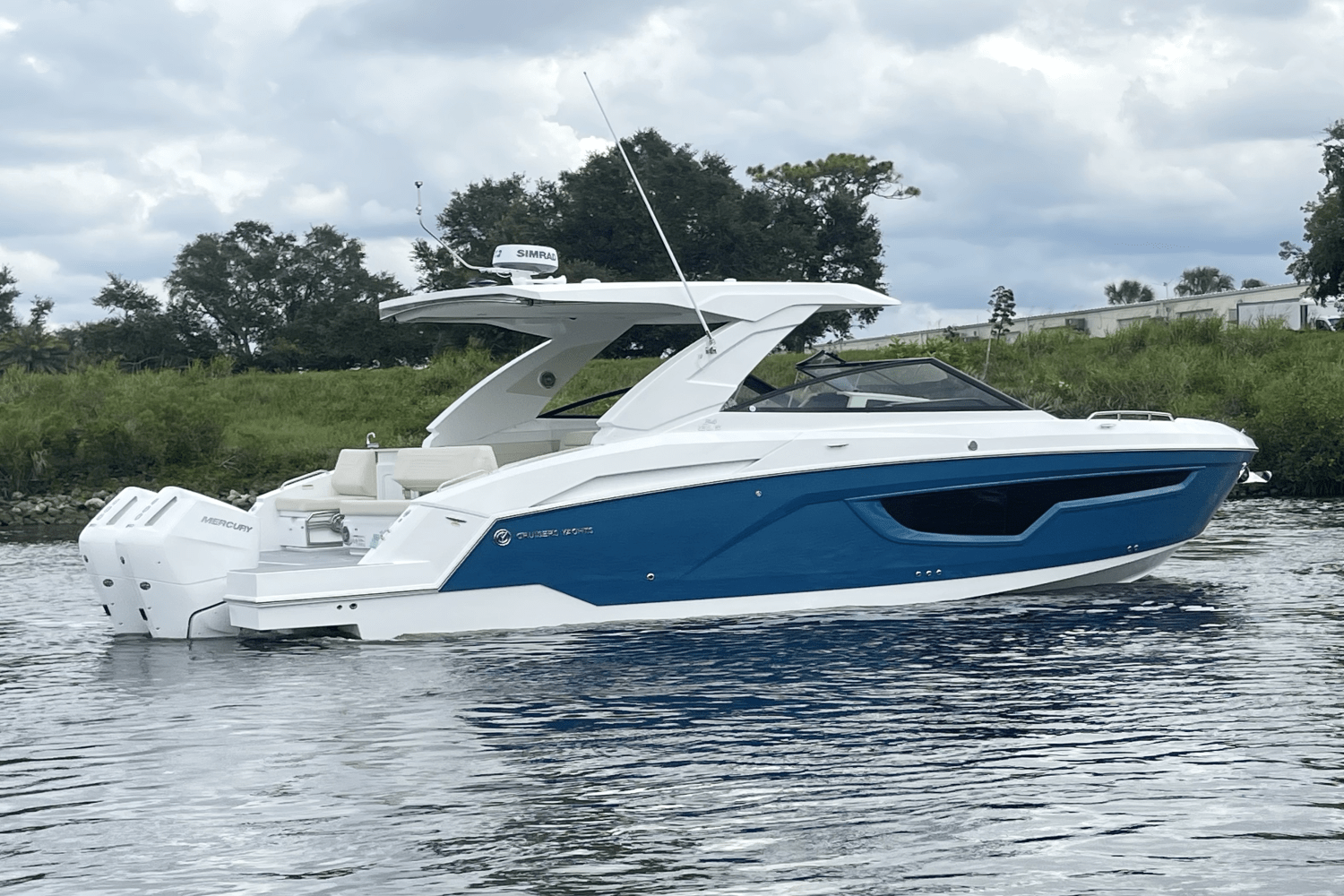 2026 Cruisers Yachts 34 GLS Outboard Image Thumbnail #5