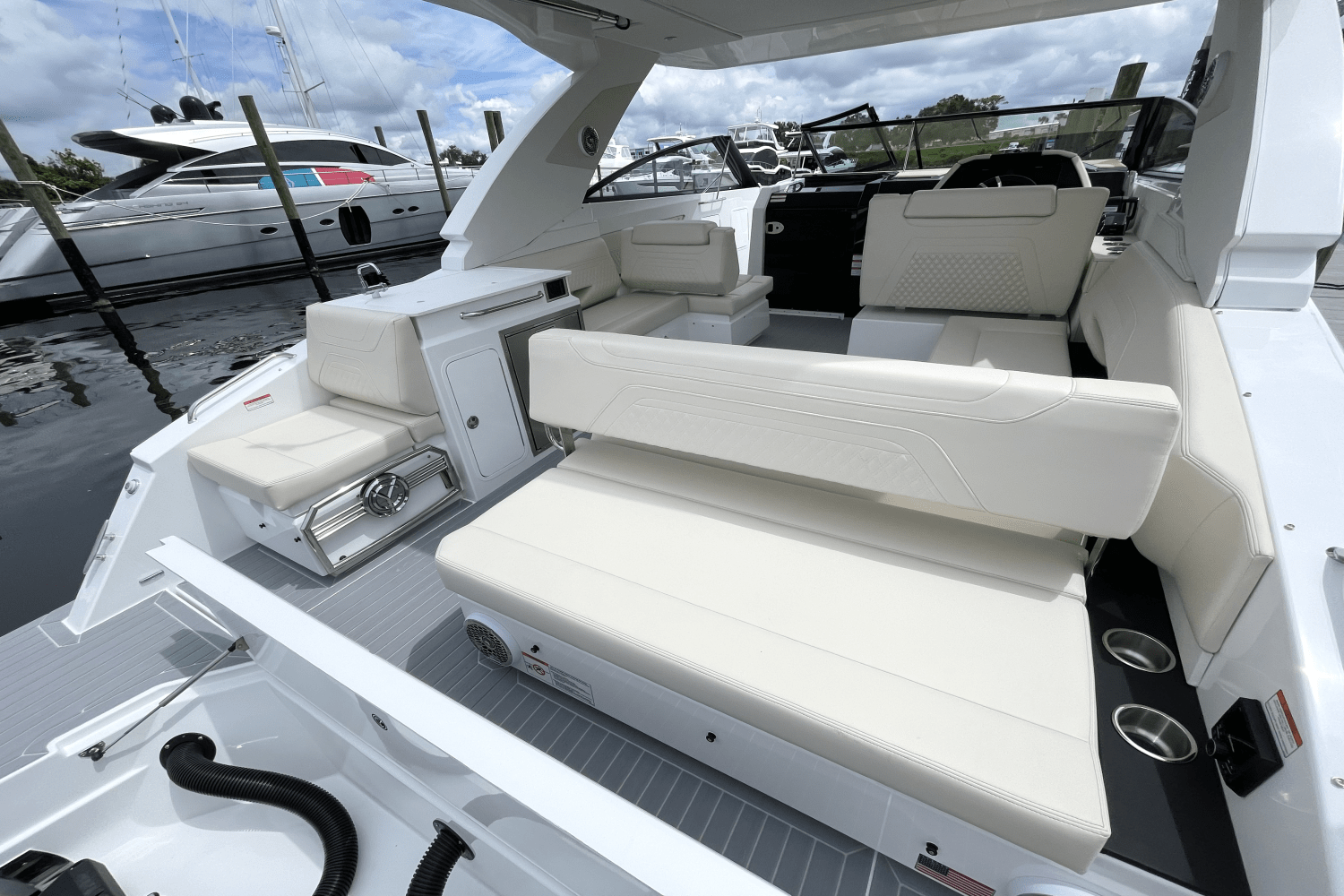 2026 Cruisers Yachts 34 GLS Outboard Image Thumbnail #10