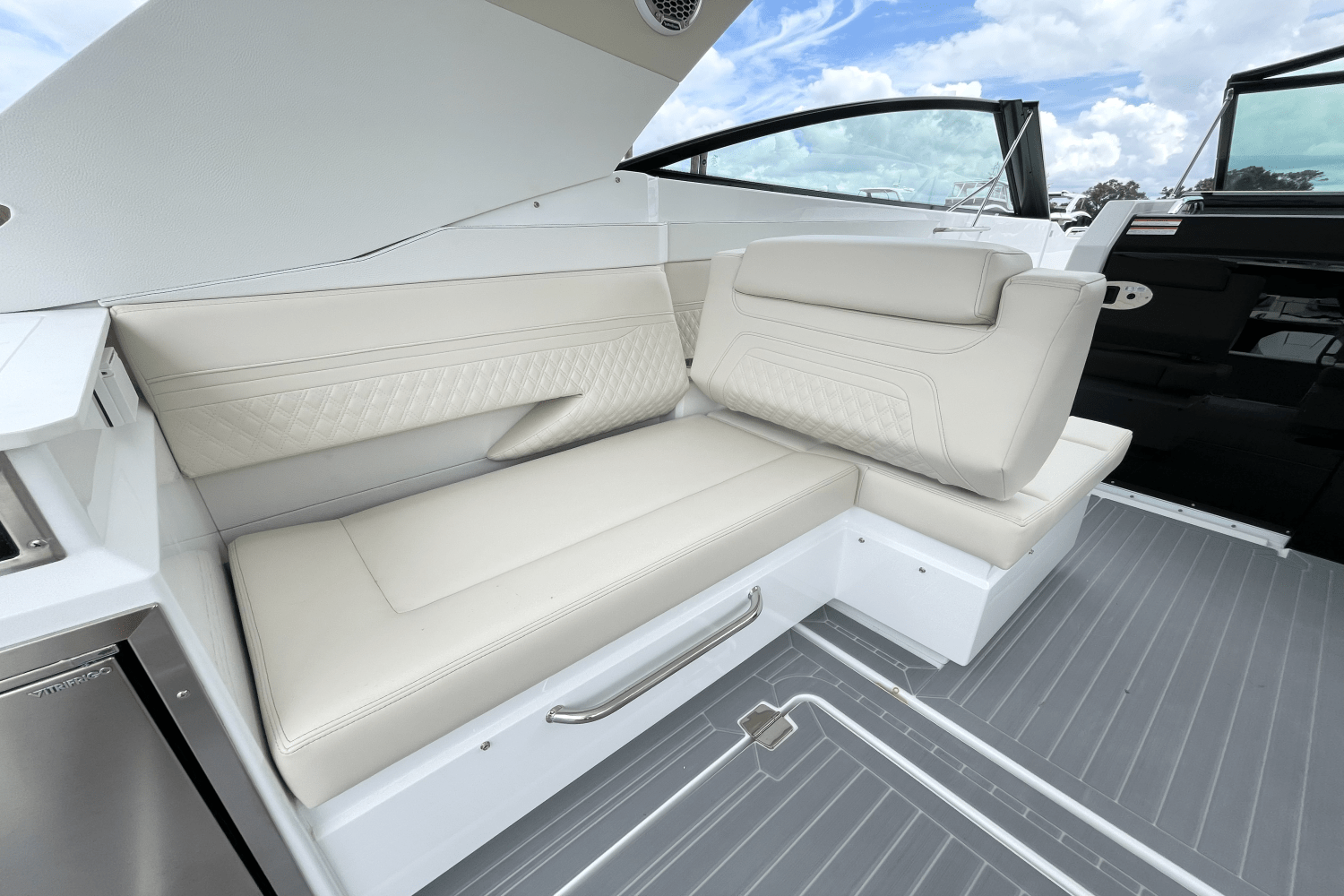 2026 Cruisers Yachts 34 GLS Outboard Image Thumbnail #17