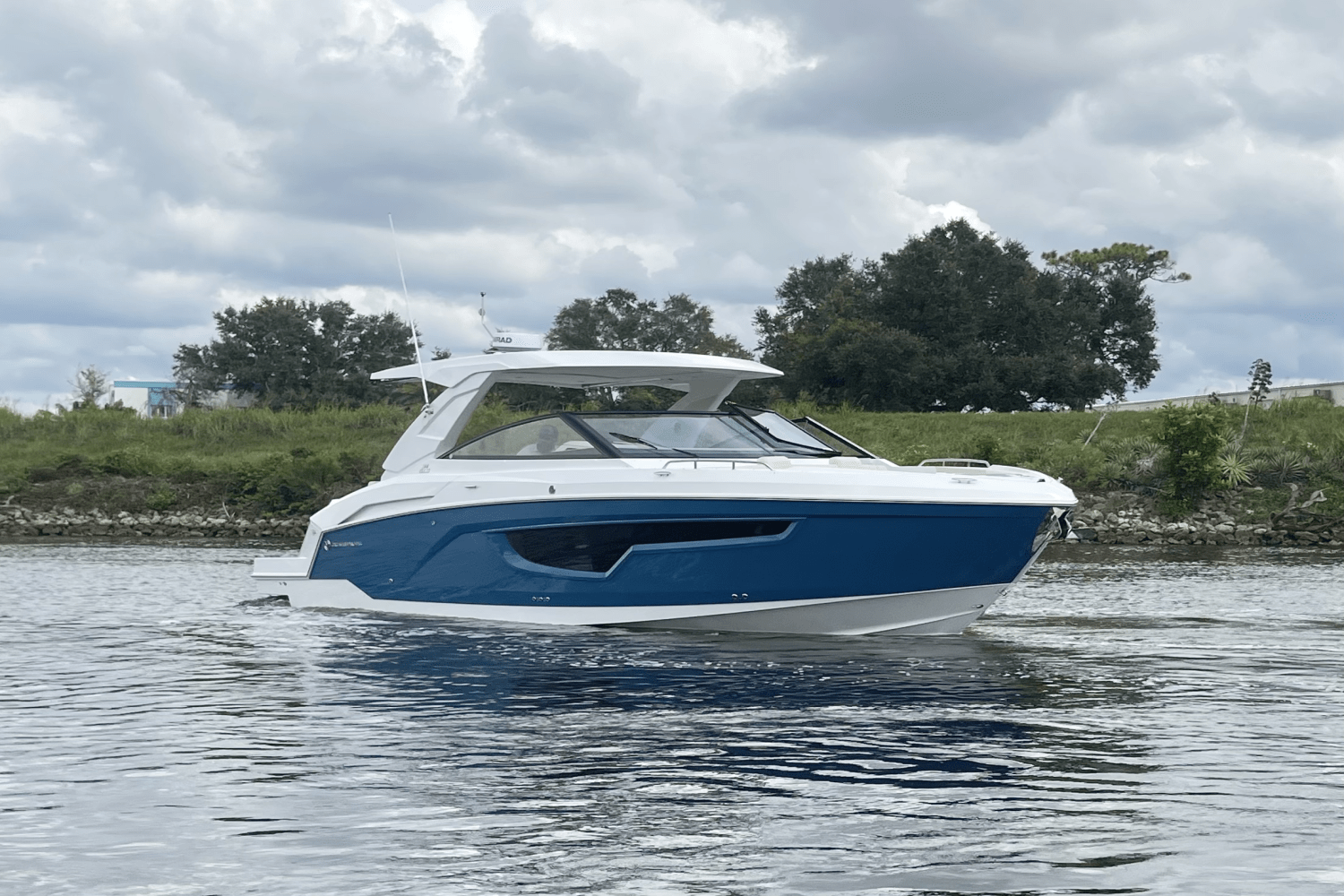 2026 Cruisers Yachts 34 GLS Outboard Image Thumbnail #7