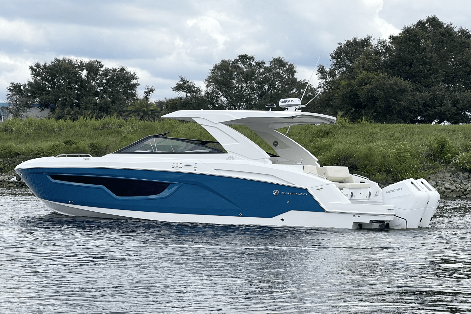 2026 Cruisers Yachts 34 GLS Outboard Image Thumbnail #1