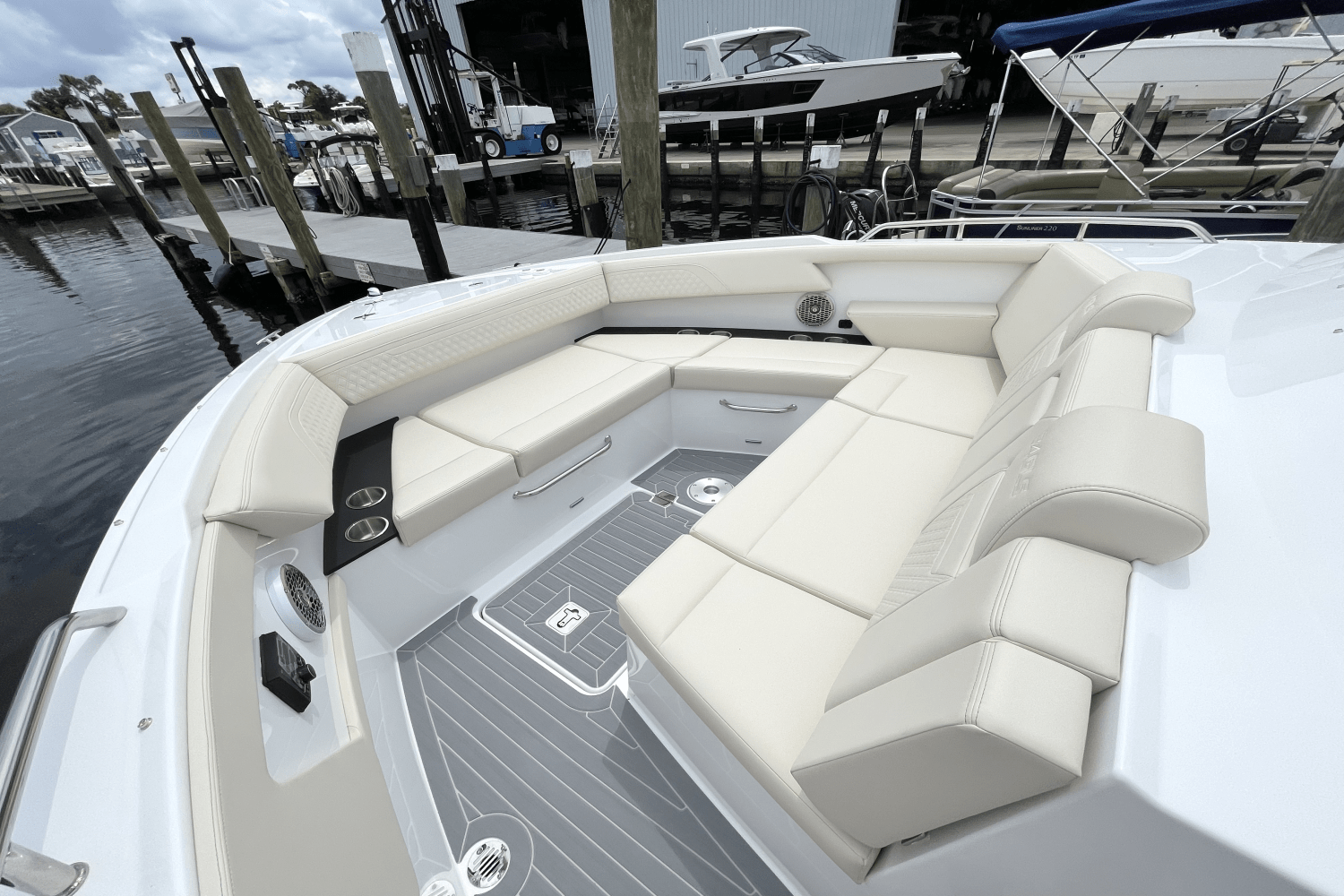 2026 Cruisers Yachts 34 GLS Outboard Image Thumbnail #26