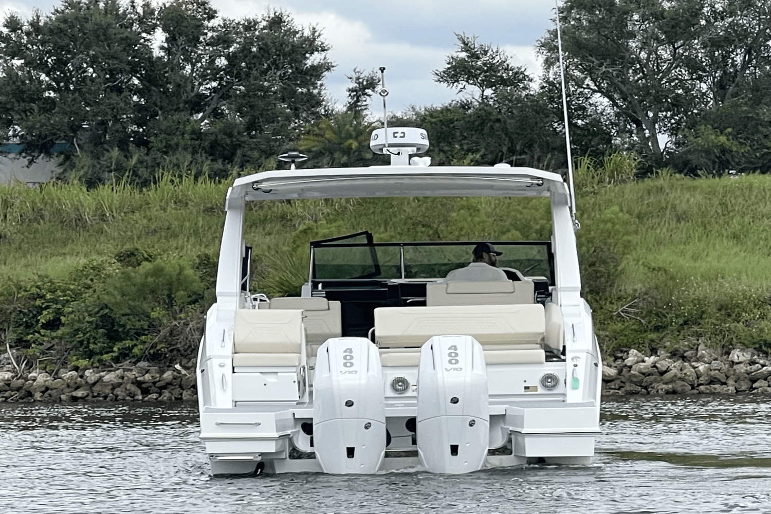 2026 Cruisers Yachts 34 GLS Outboard Image Thumbnail #3
