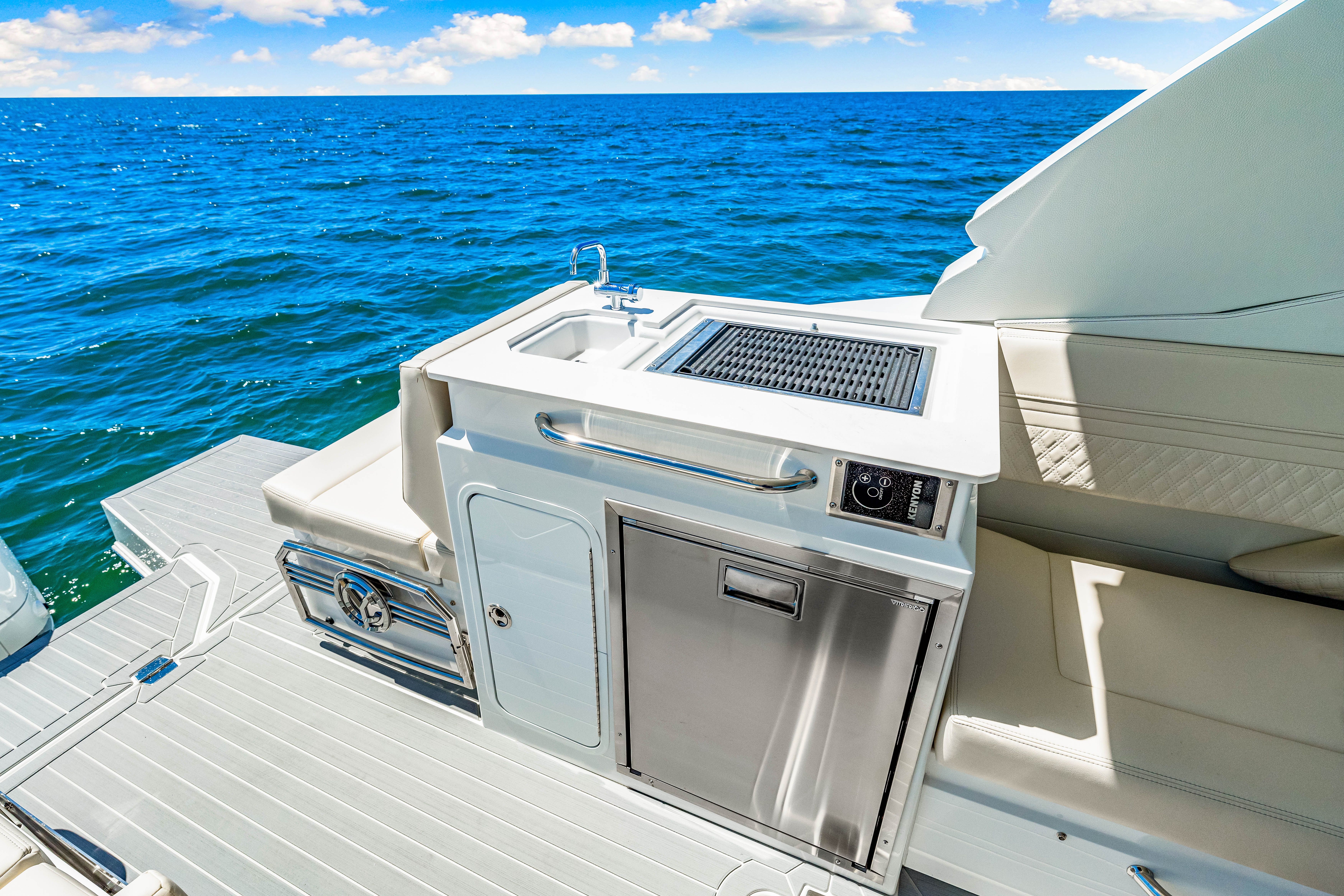 2026 Cruisers Yachts 34 GLS Outboard Image Thumbnail #23