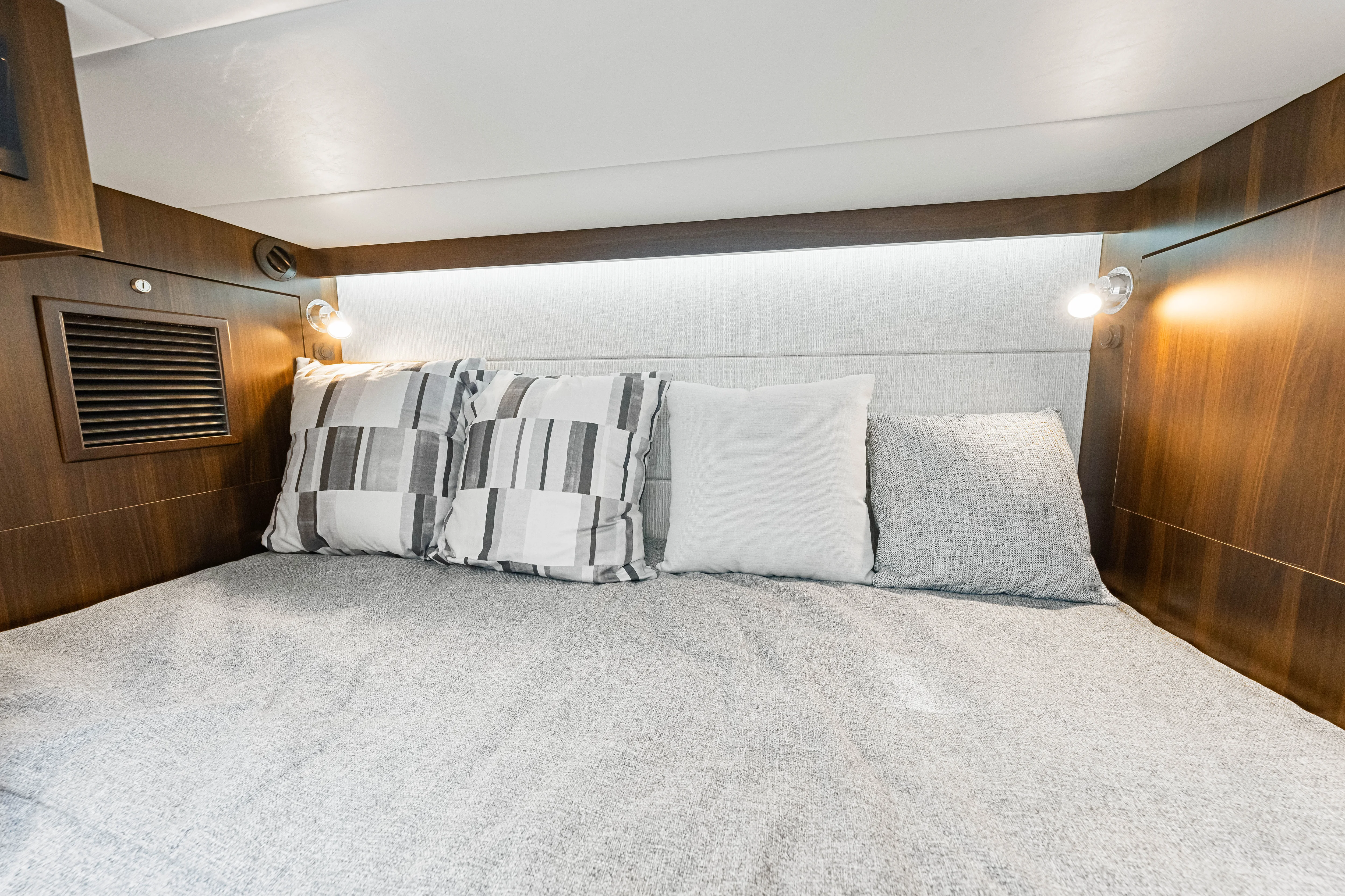 2026 Cruisers Yachts 34 GLS Outboard Image Thumbnail #39