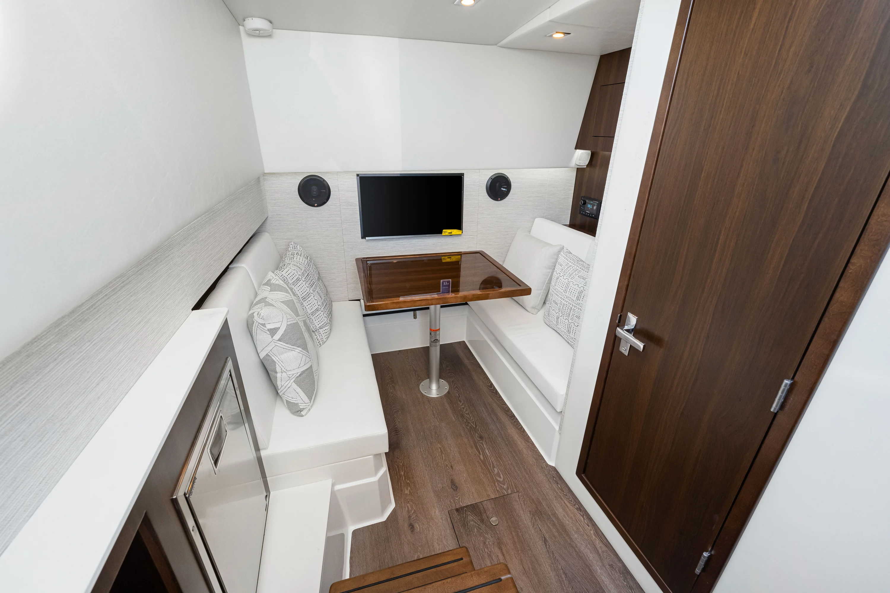 2026 Cruisers Yachts 34 GLS Outboard Image Thumbnail #34