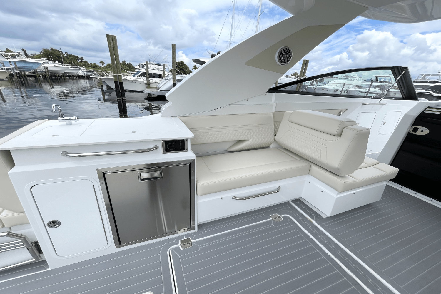 2026 Cruisers Yachts 34 GLS Outboard Image Thumbnail #15
