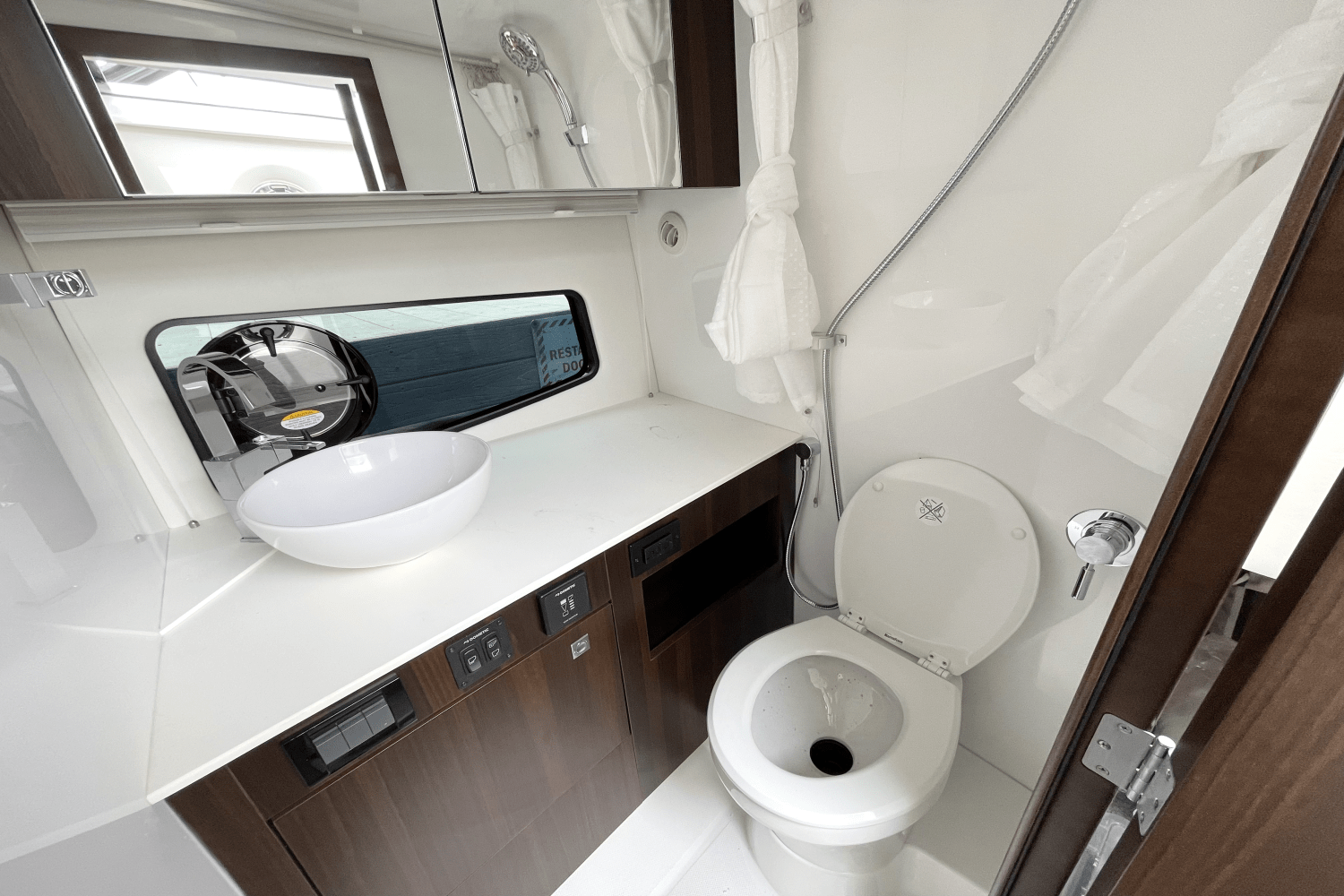 2026 Cruisers Yachts 34 GLS Outboard Image Thumbnail #33