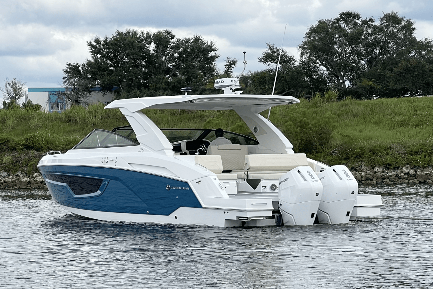 2026 Cruisers Yachts 34 GLS Outboard Image Thumbnail #2