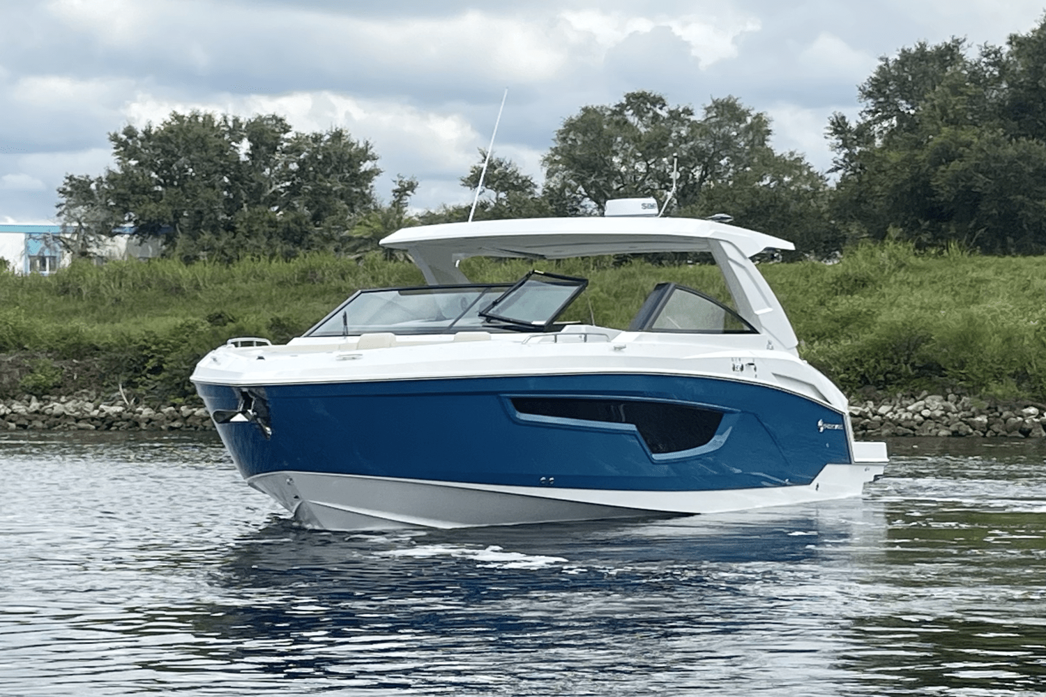 2026 Cruisers Yachts 34 GLS Outboard Image Thumbnail #9