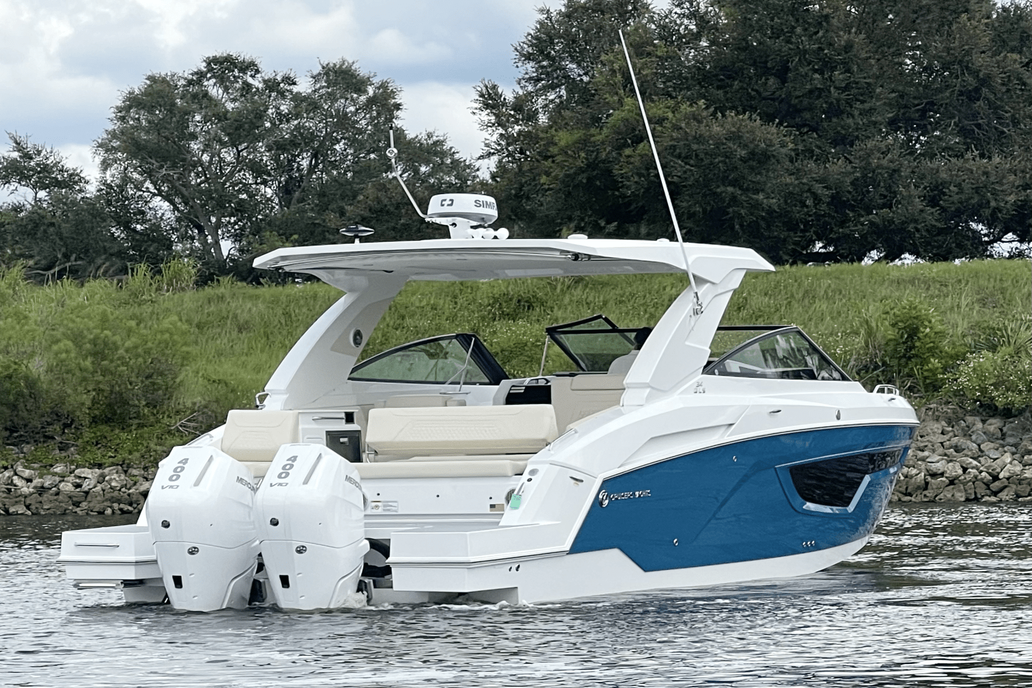 2026 Cruisers Yachts 34 GLS Outboard Image Thumbnail #4