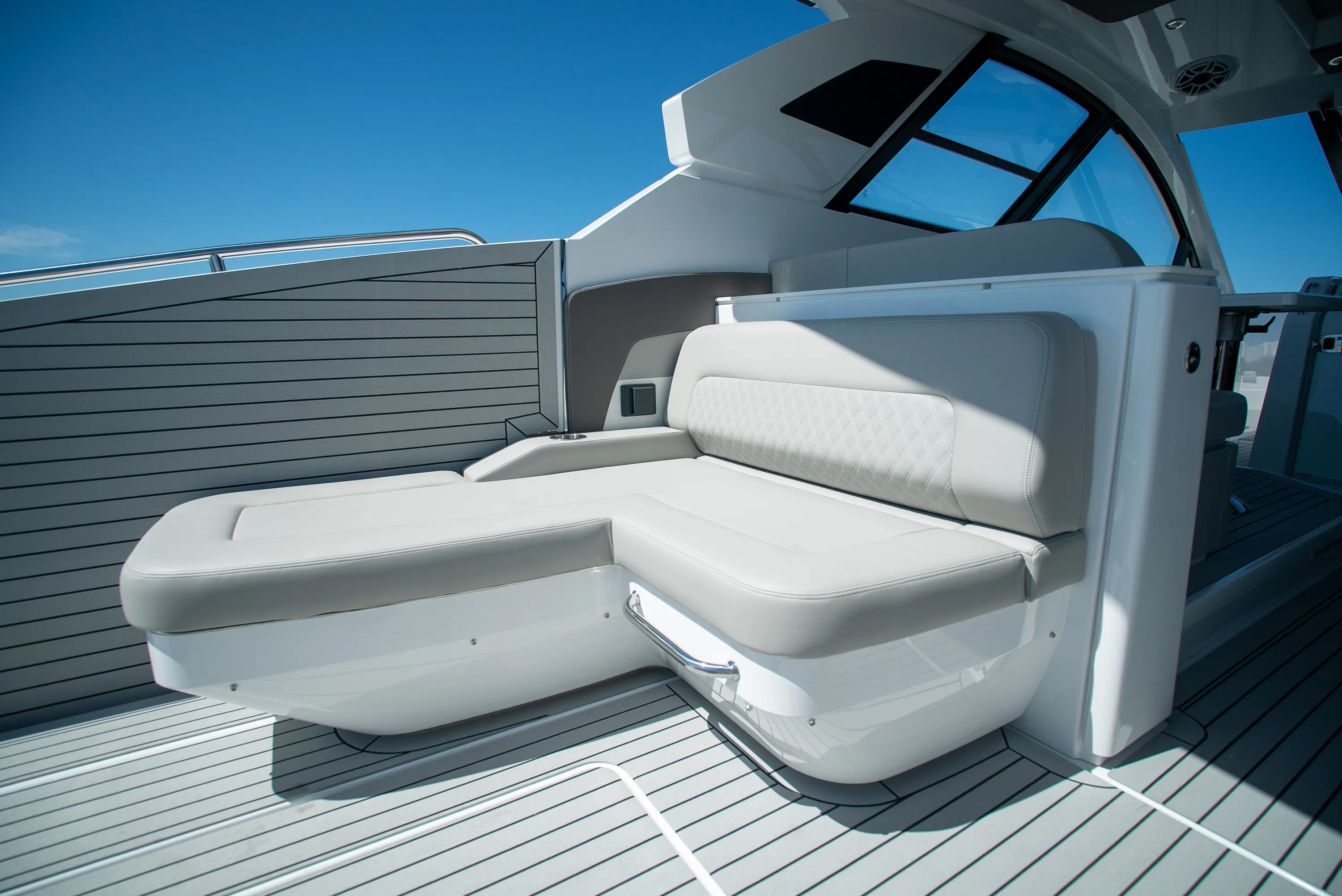 2026 Cruisers Yachts 50GLS OB Image Thumbnail #11