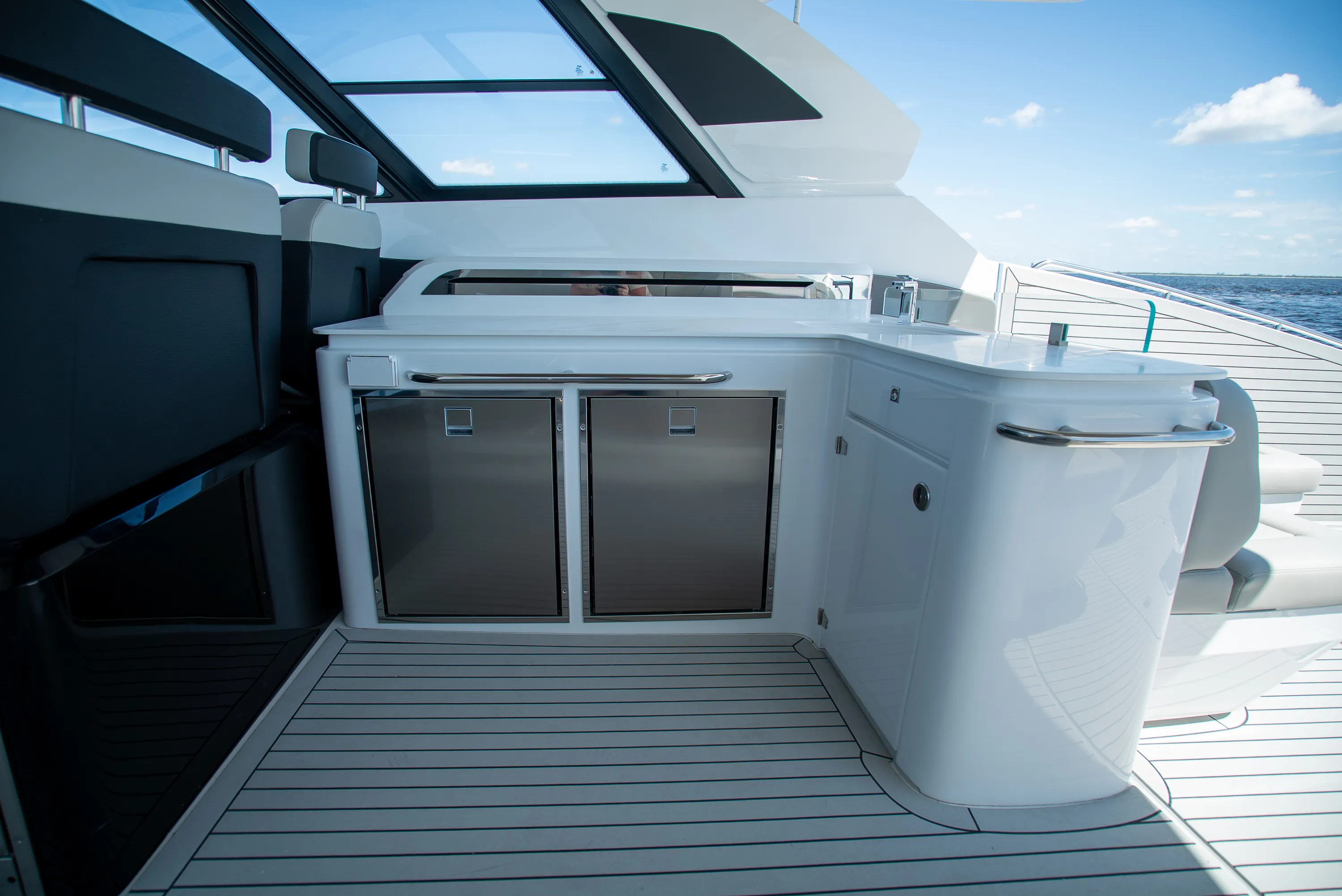 2026 Cruisers Yachts 50GLS OB Image Thumbnail #14