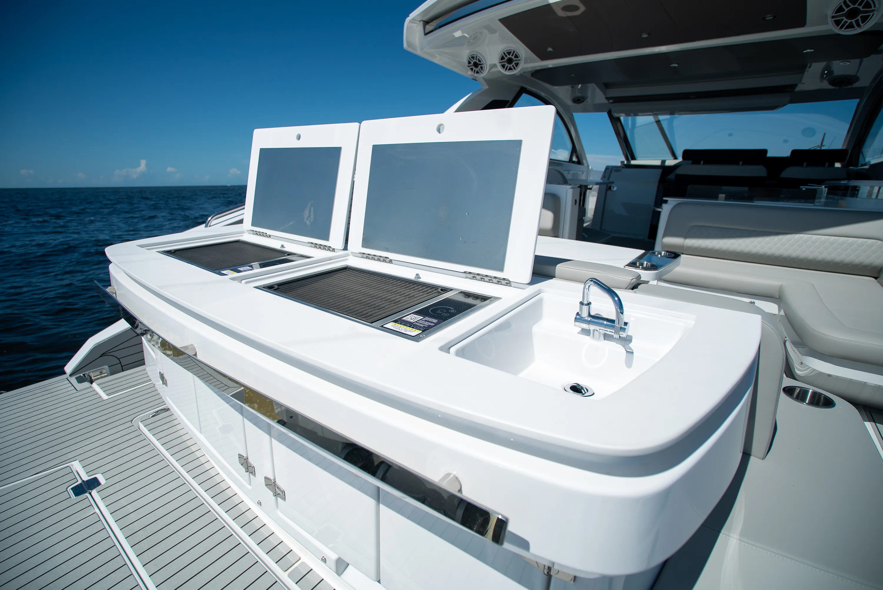 2026 Cruisers Yachts 50GLS OB Image Thumbnail #7