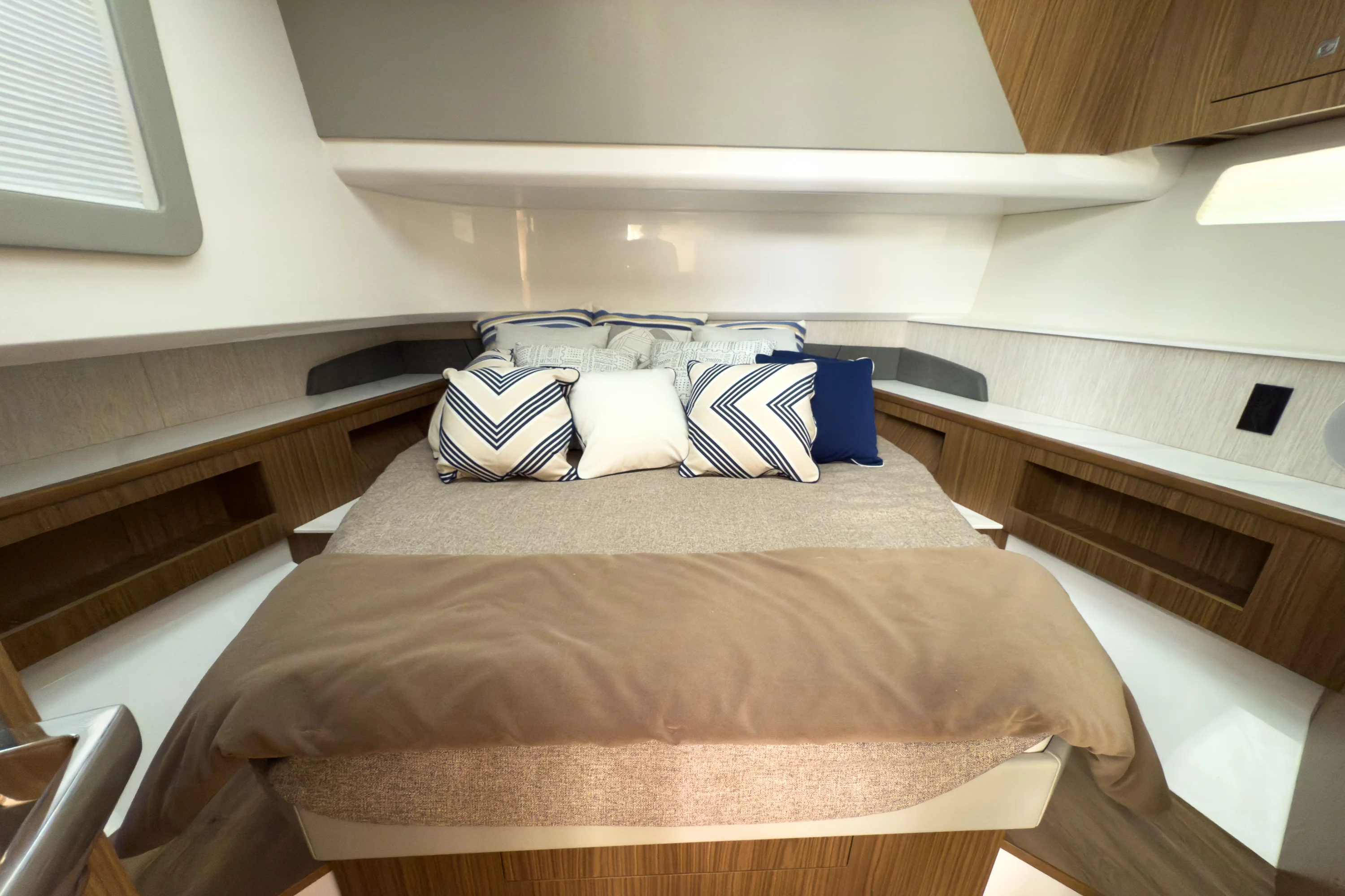 2026 Cruisers Yachts 50GLS OB Image Thumbnail #26