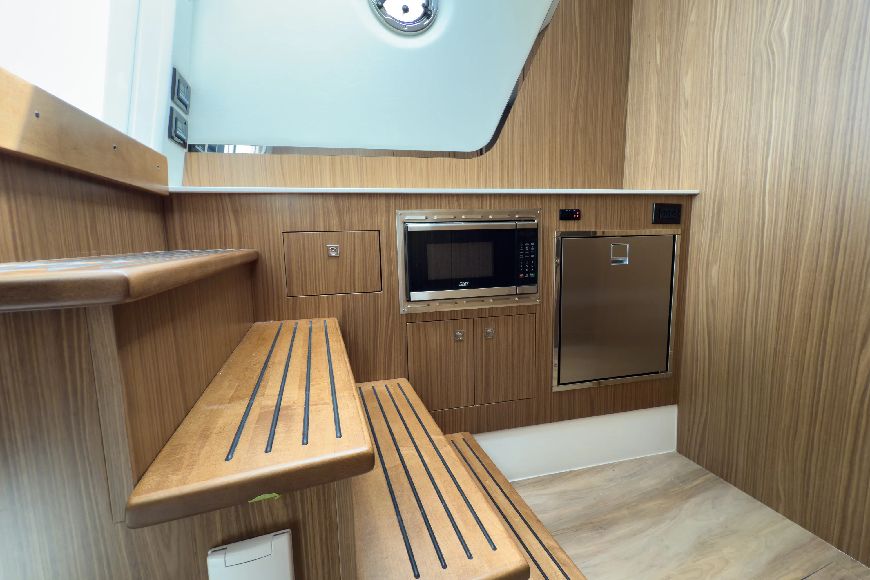 2026 Cruisers Yachts 50GLS OB Image Thumbnail #25