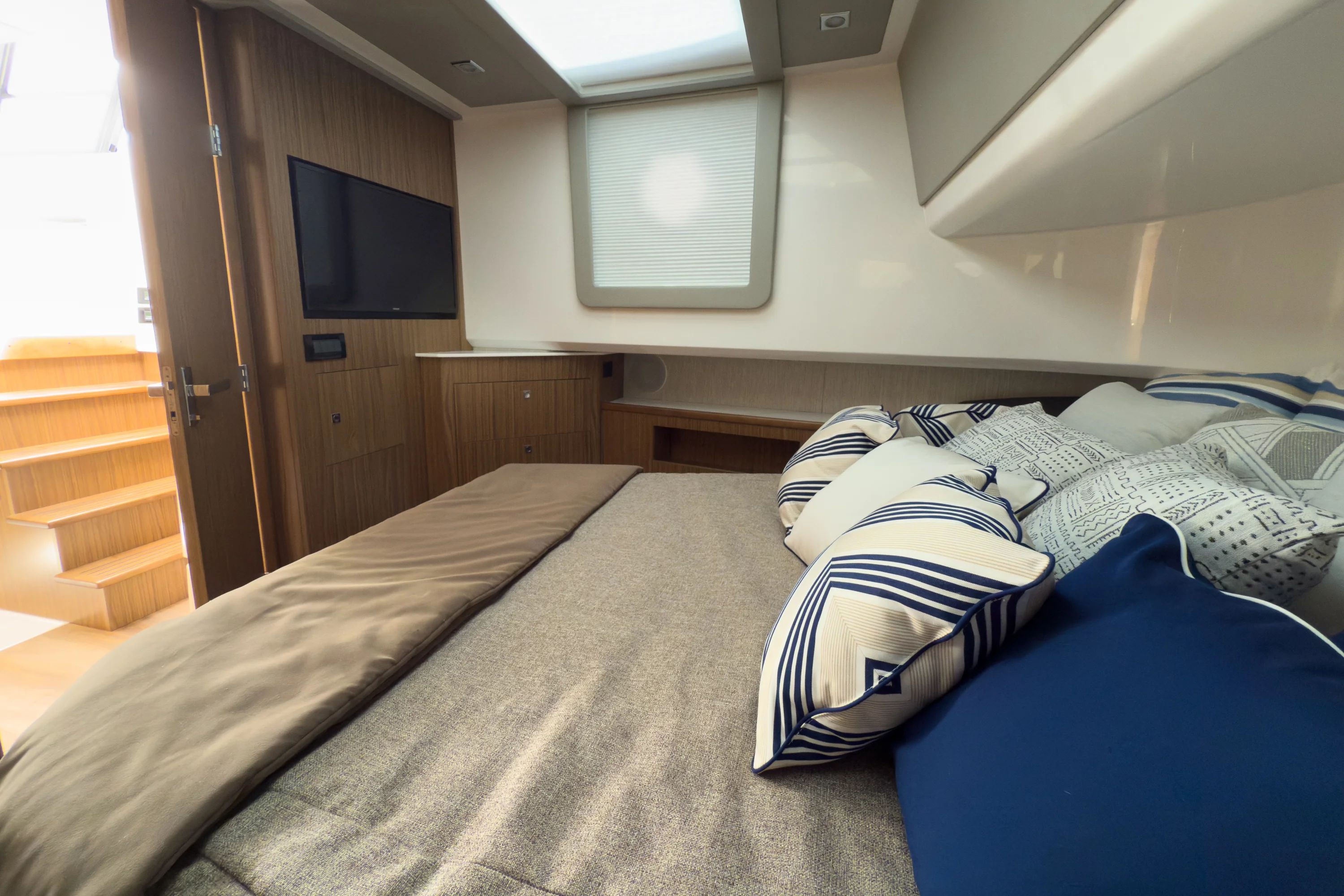 2026 Cruisers Yachts 50GLS OB Image Thumbnail #28