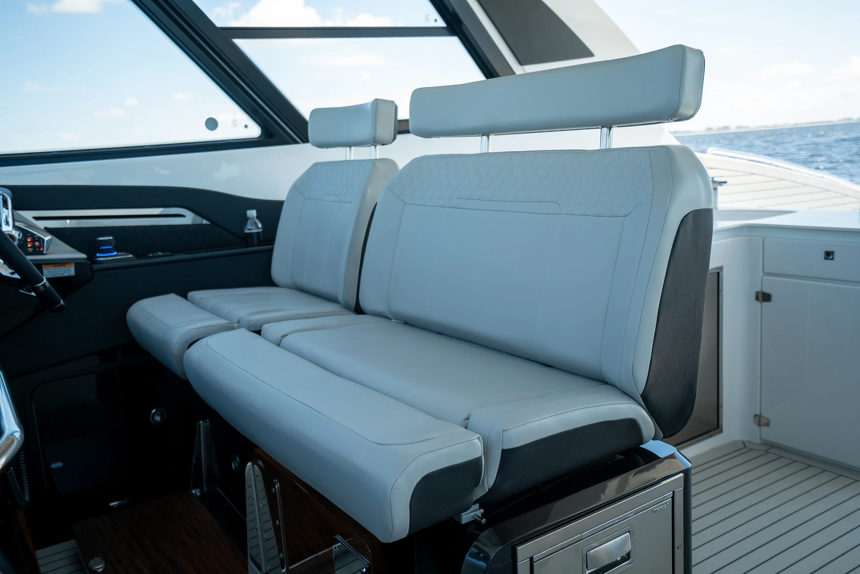 2026 Cruisers Yachts 50GLS OB Image Thumbnail #18