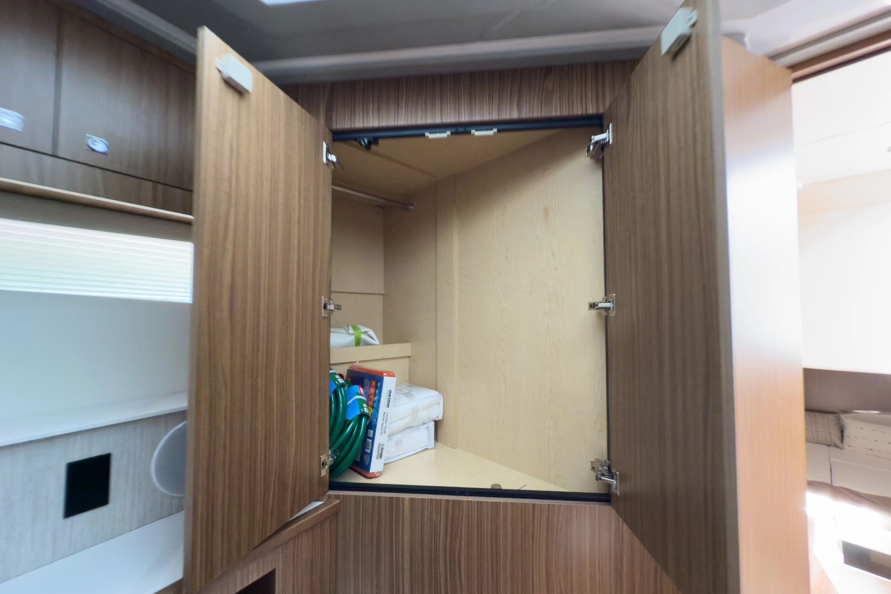 2026 Cruisers Yachts 50 GLS Outboard Image Thumbnail #29