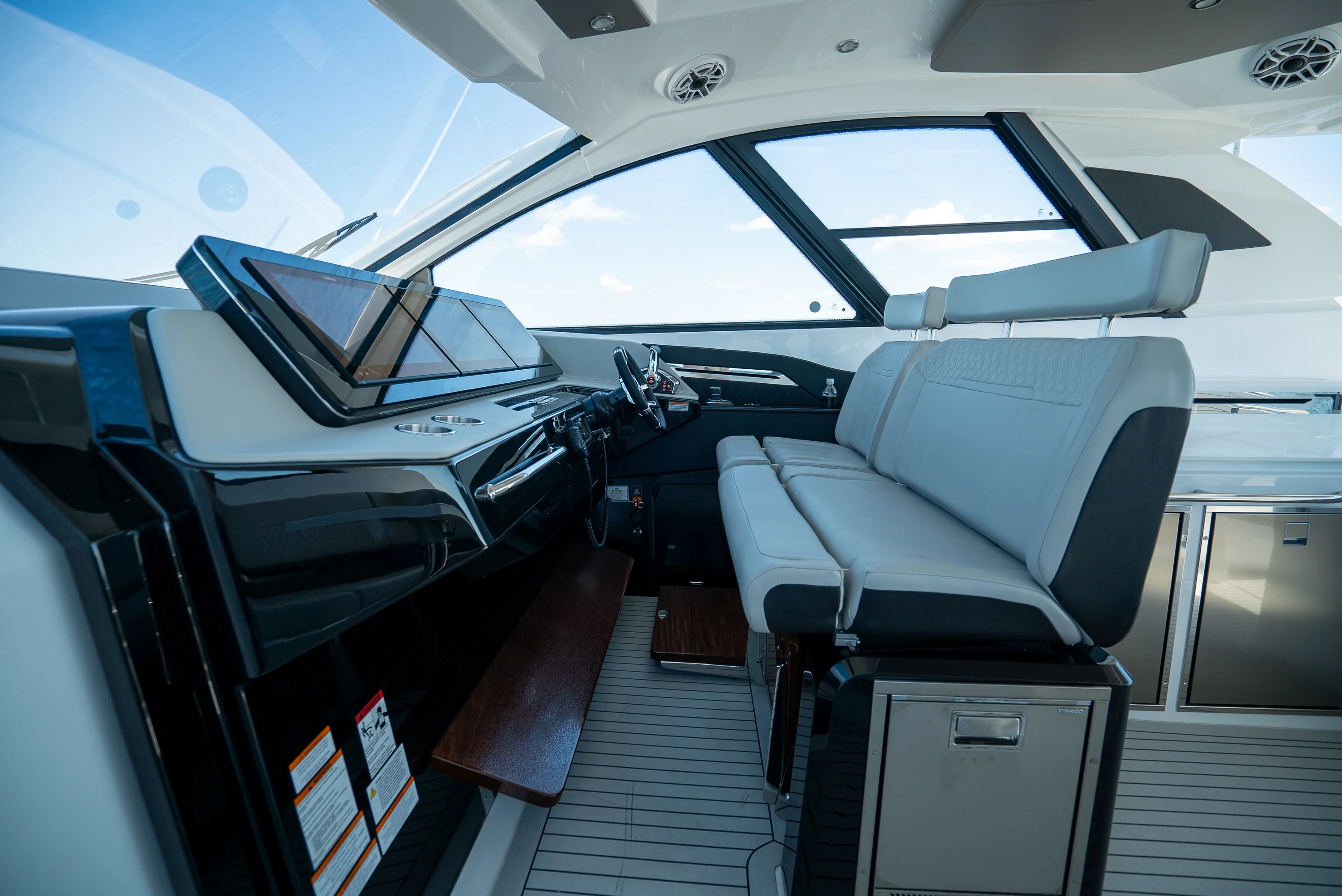 2026 Cruisers Yachts 50 GLS Outboard Image Thumbnail #17