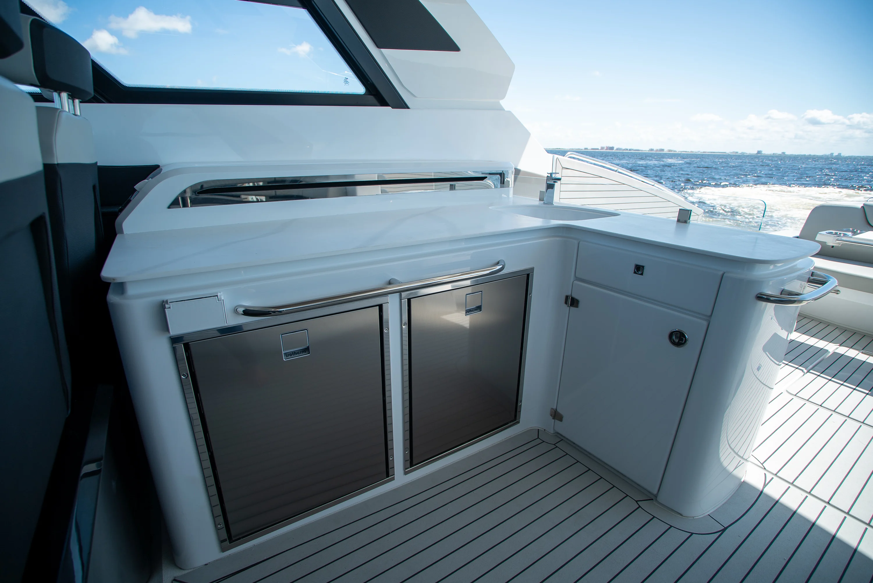 2026 Cruisers Yachts 50GLS OB Image Thumbnail #15