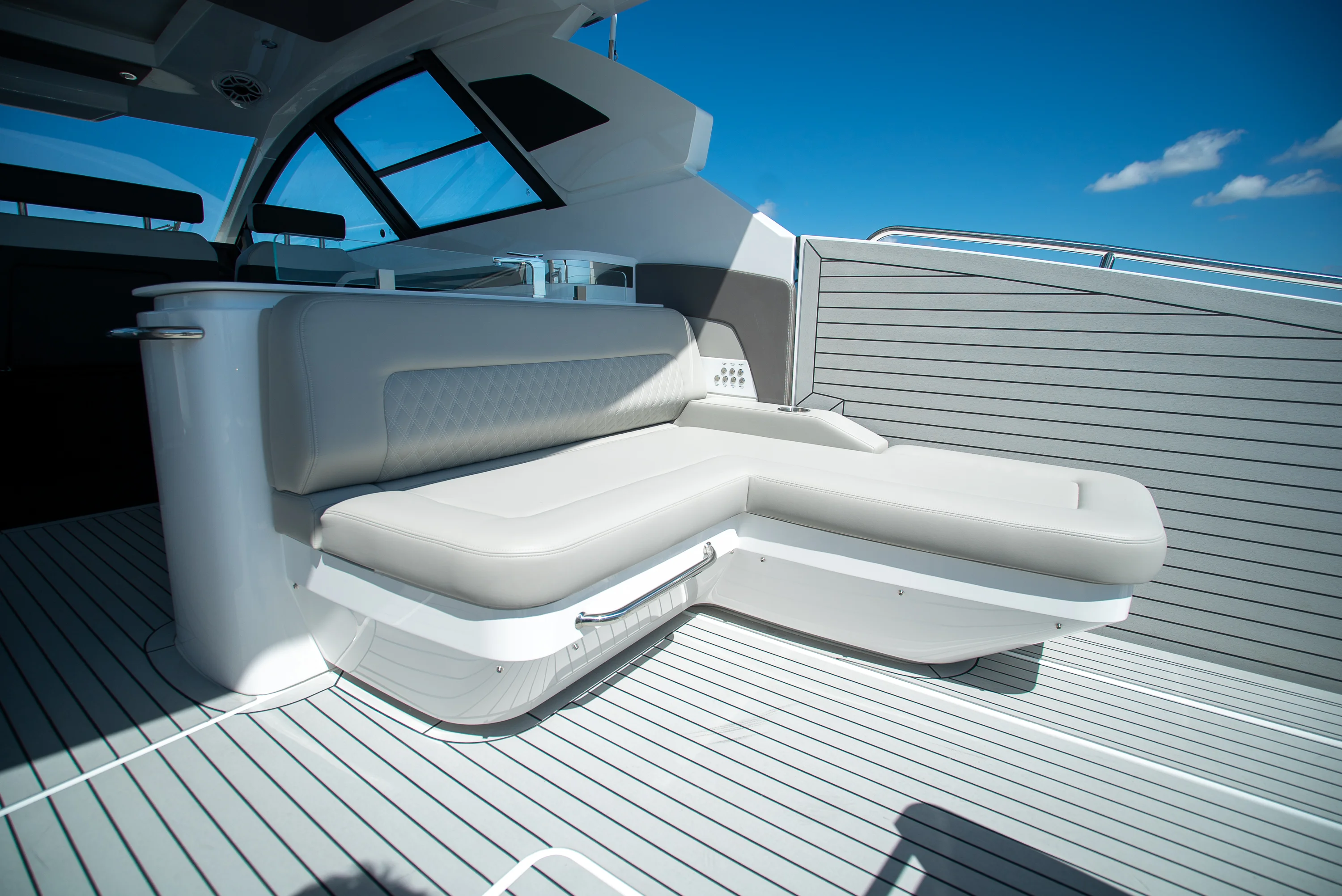 2026 Cruisers Yachts 50 GLS Outboard Image Thumbnail #12