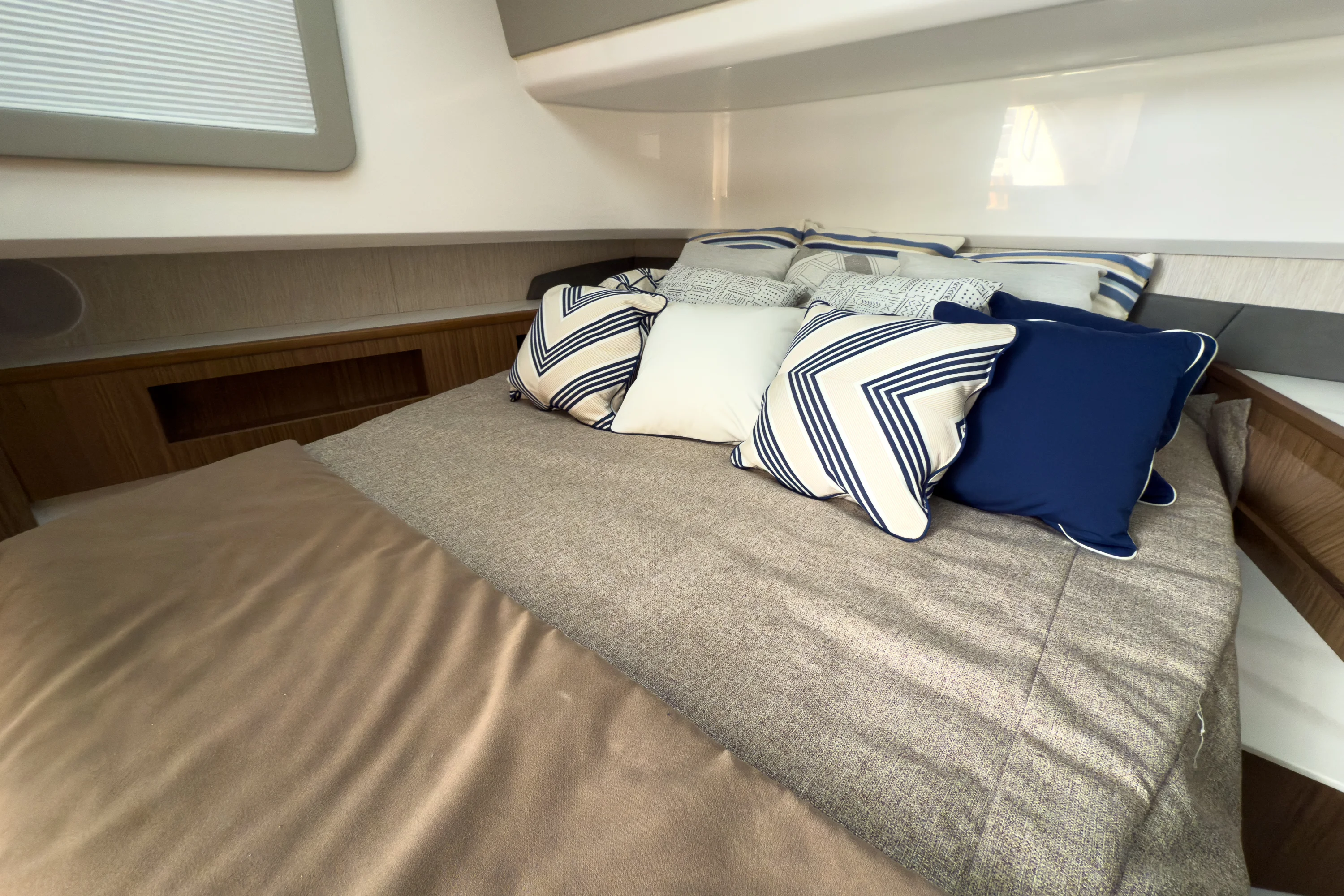 2026 Cruisers Yachts 50GLS OB Image Thumbnail #27