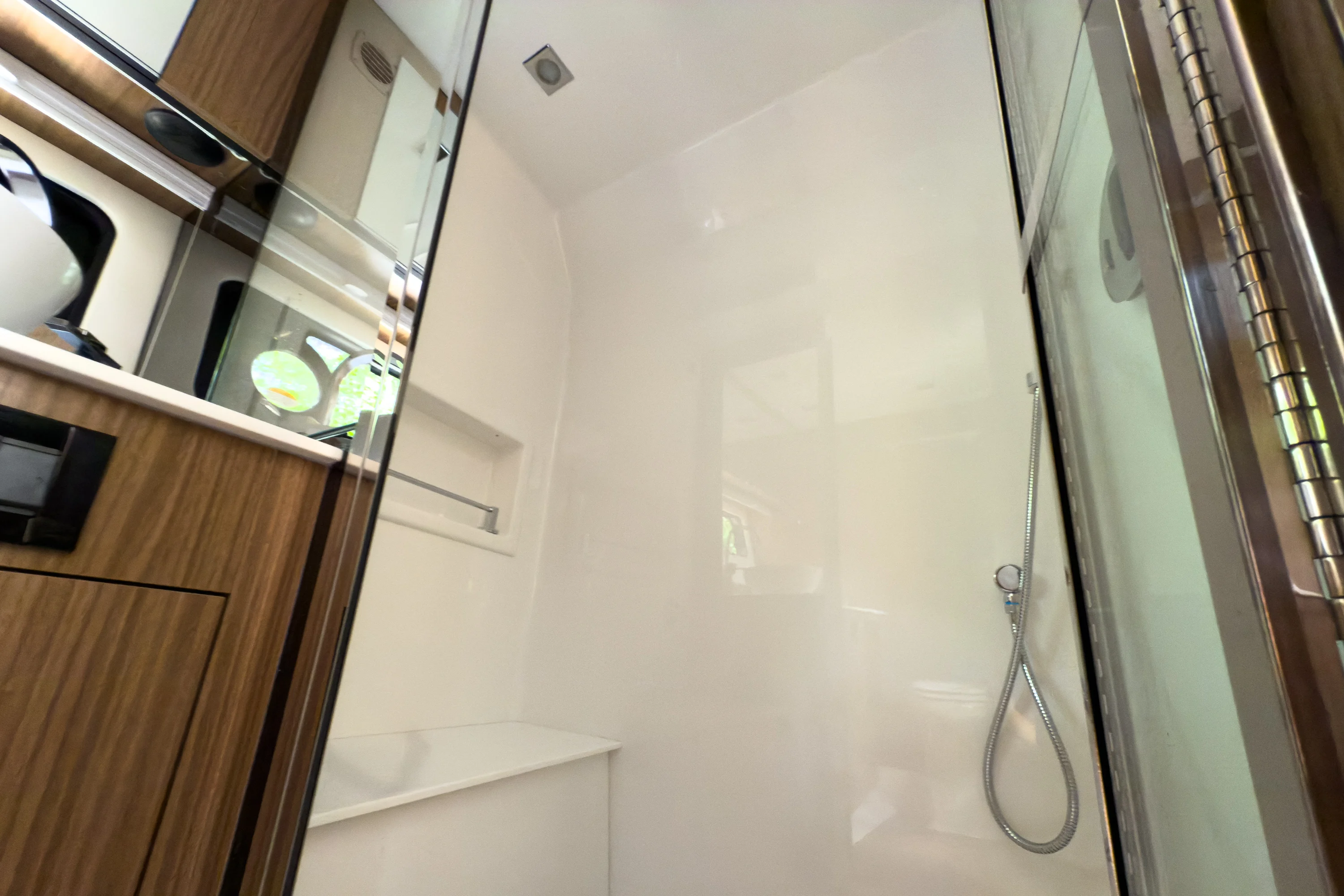 2026 Cruisers Yachts 50GLS OB Image Thumbnail #31