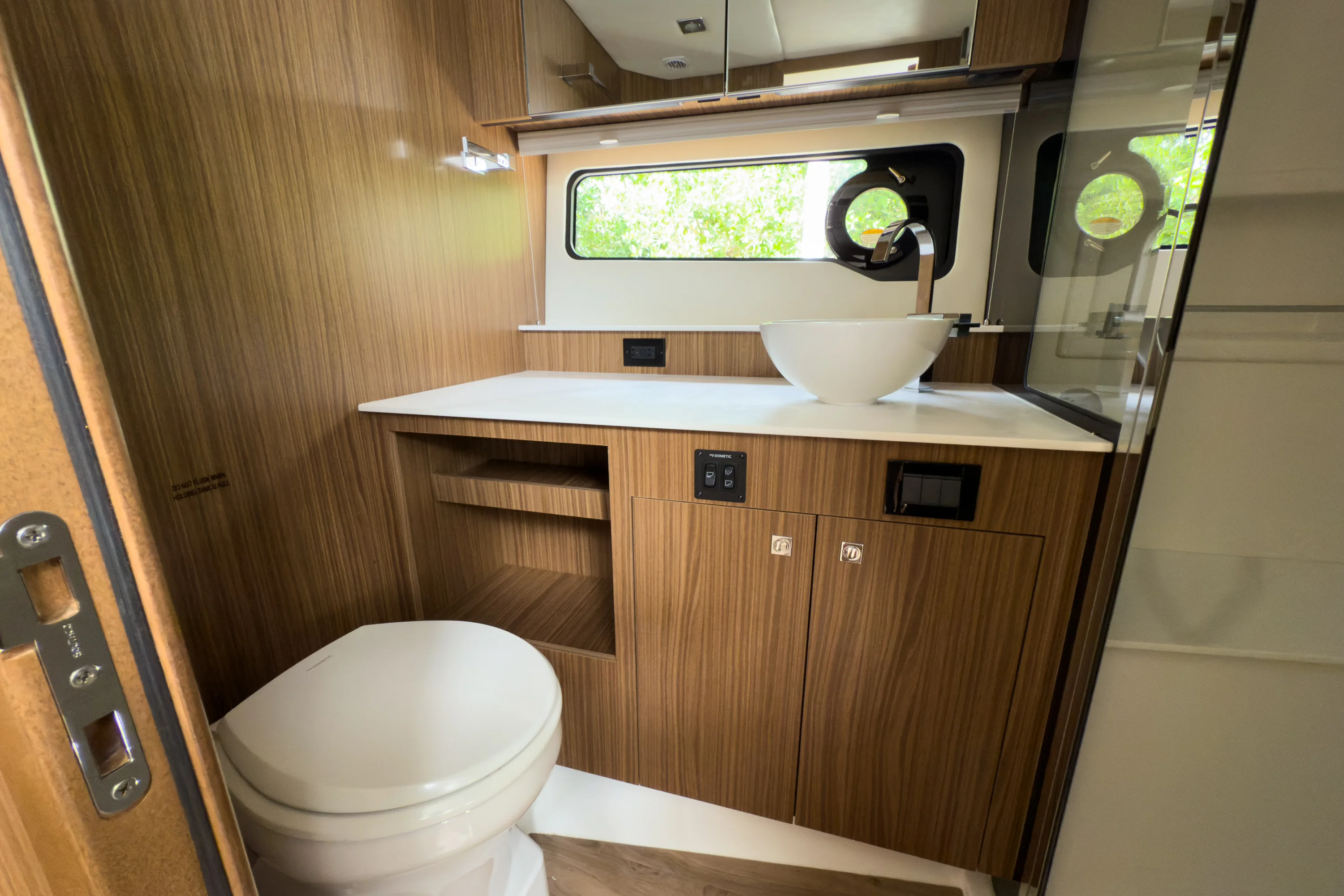 2026 Cruisers Yachts 50GLS OB Image Thumbnail #30