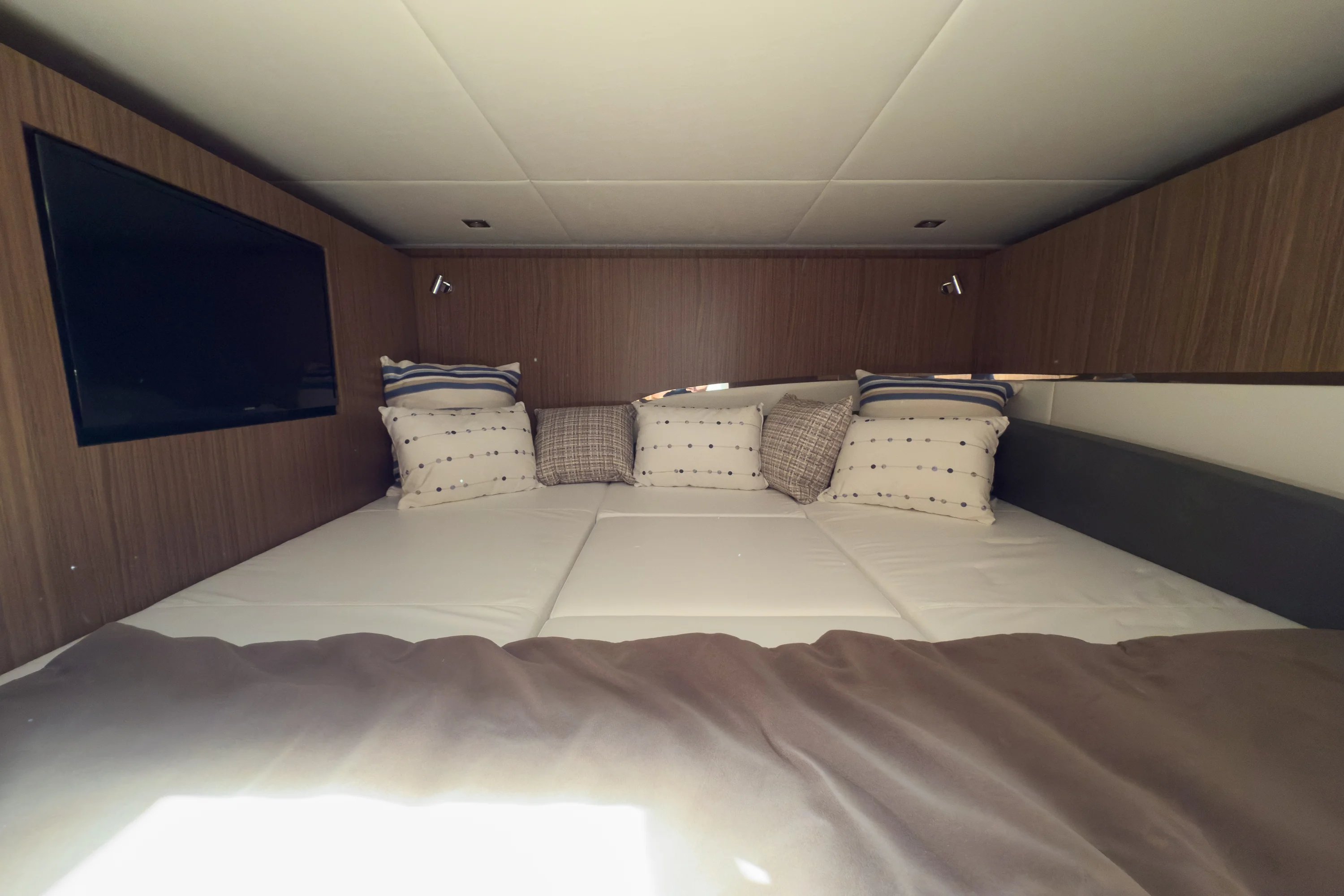 2026 Cruisers Yachts 50GLS OB Image Thumbnail #32