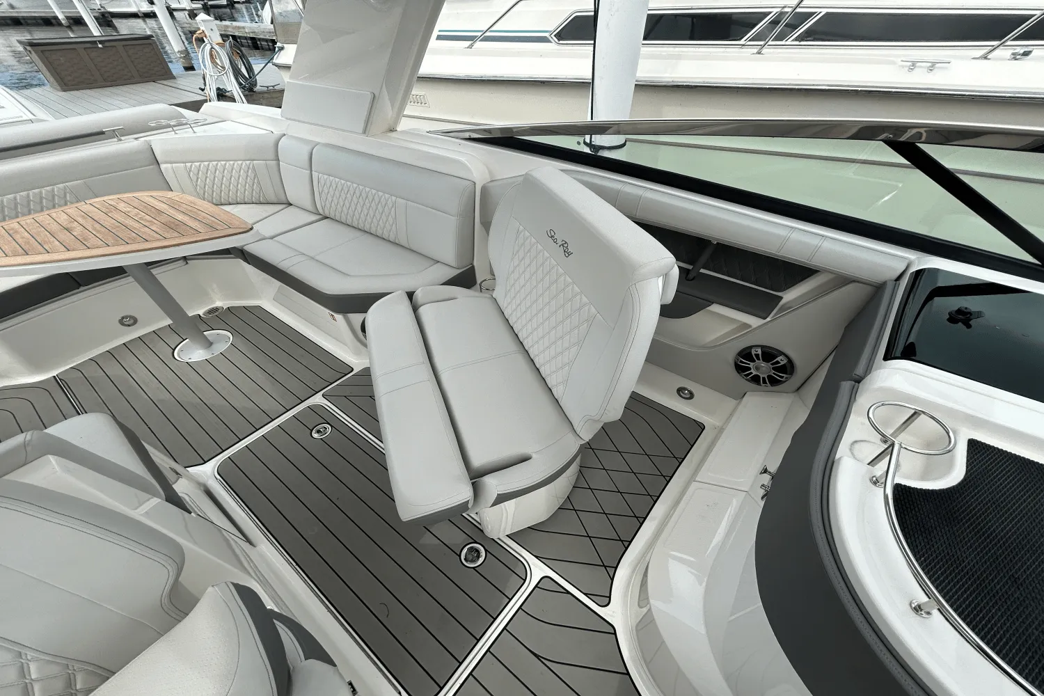 2025 Sea Ray 310 SLX Image Thumbnail #32