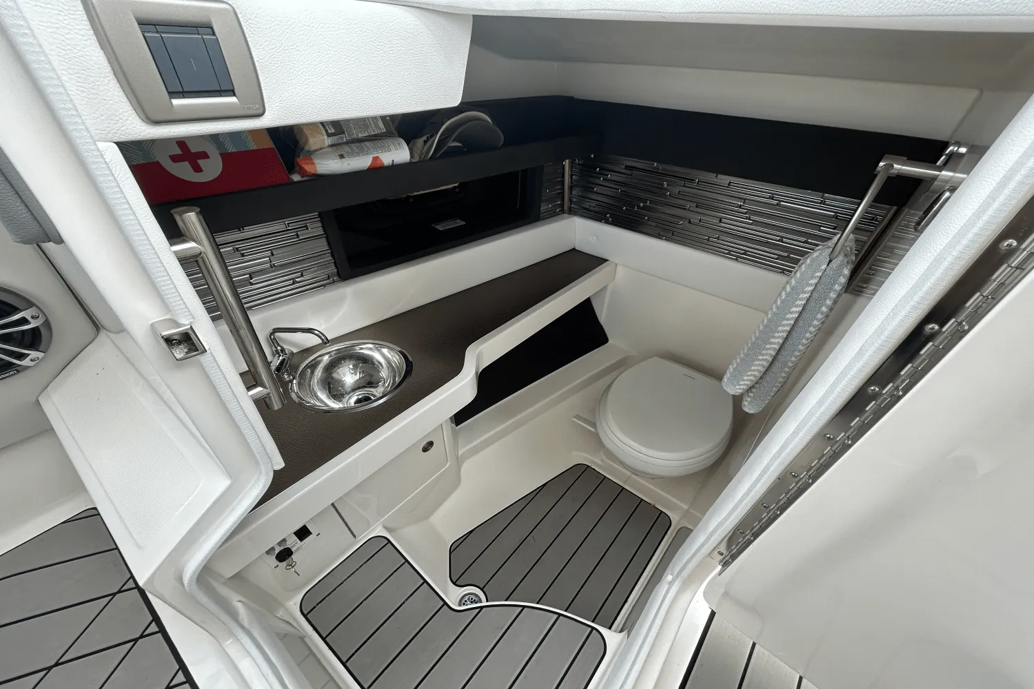 2025 Sea Ray 310 SLX Image Thumbnail #36