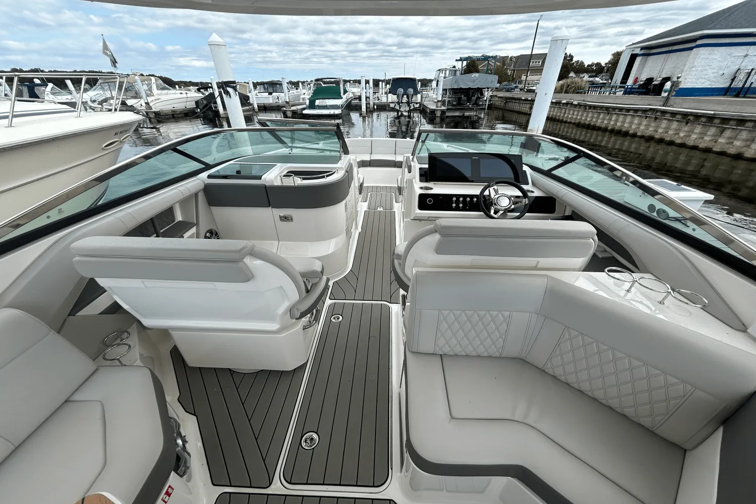 2025 Sea Ray 310 SLX Image Thumbnail #21