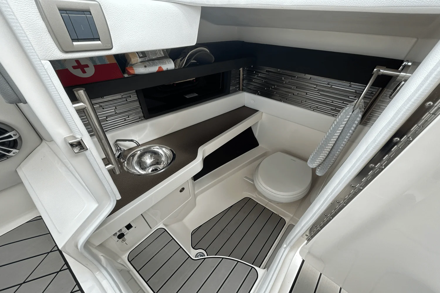 2025 Sea Ray 310 SLX Image Thumbnail #36