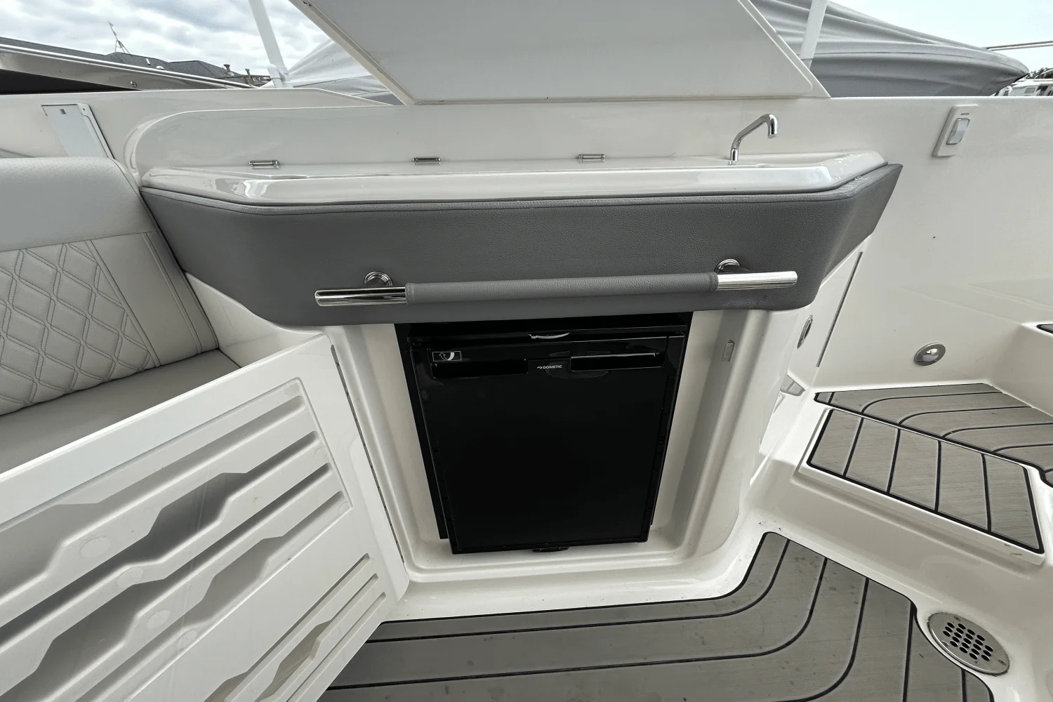 2025 Sea Ray 310 SLX Image Thumbnail #17