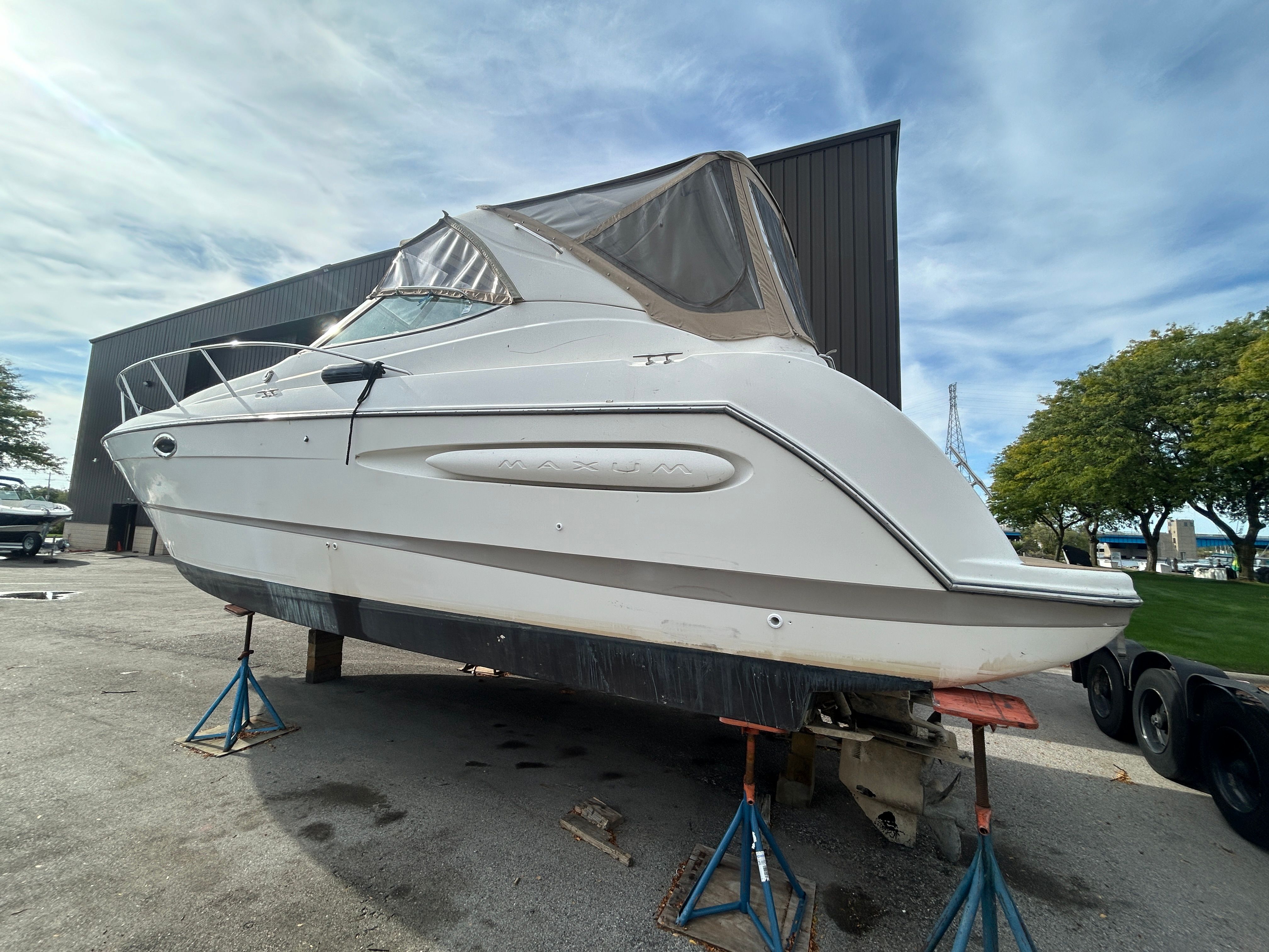 Thumbnail 4 for 2000 Maxum 3300 SCR