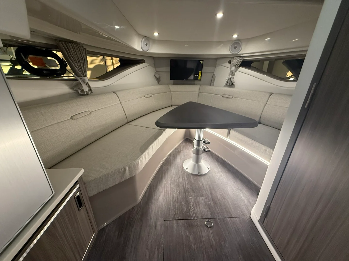 2026 Sea Ray Sundancer 320 Image Thumbnail #30