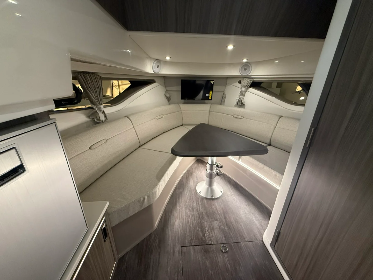 2026 Sea Ray Sundancer 320 Image Thumbnail #31